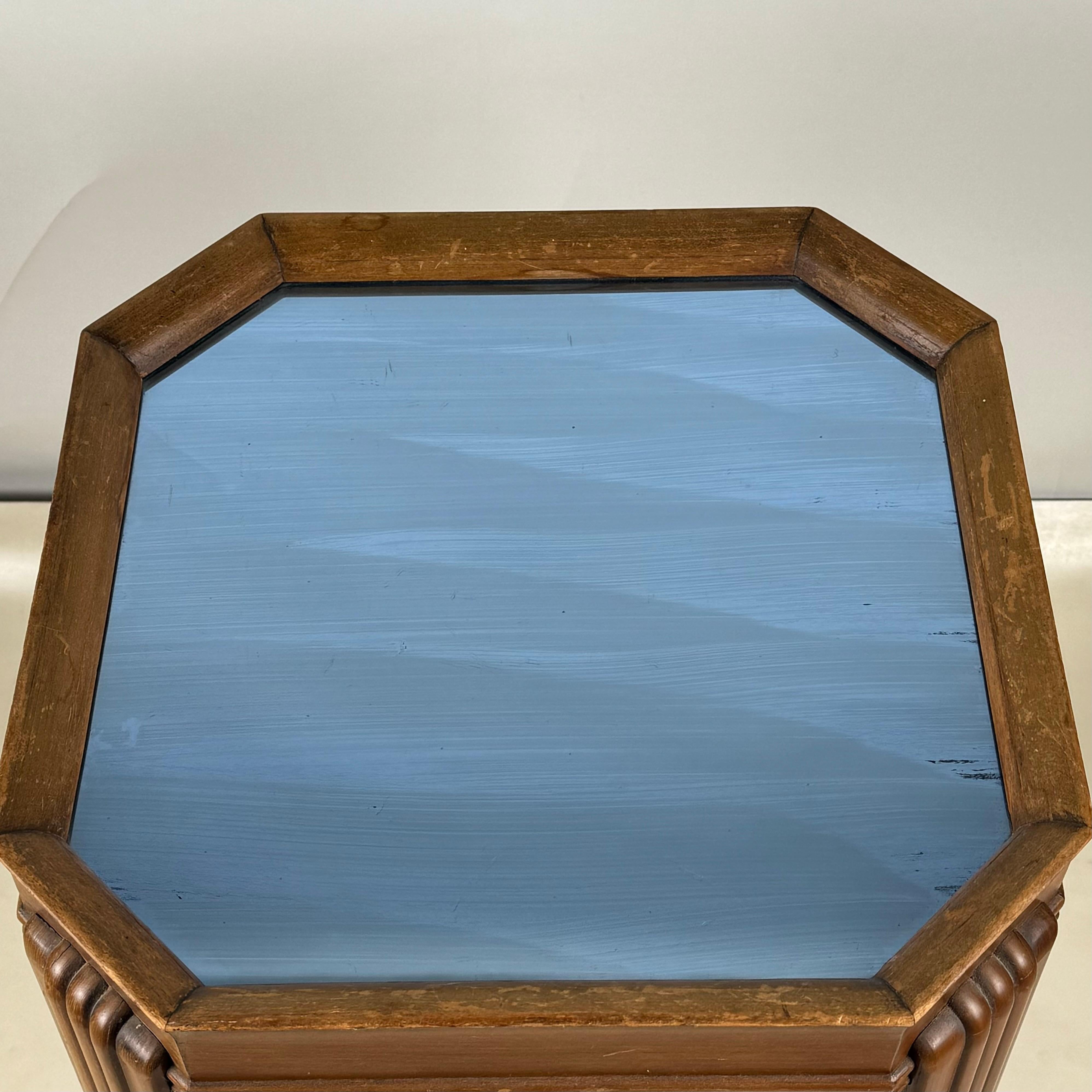 Guéridon ou table d'appoint haute en noyer avec des détails Art Déco sculptés et un plateau en miroir bleu vieilli.
