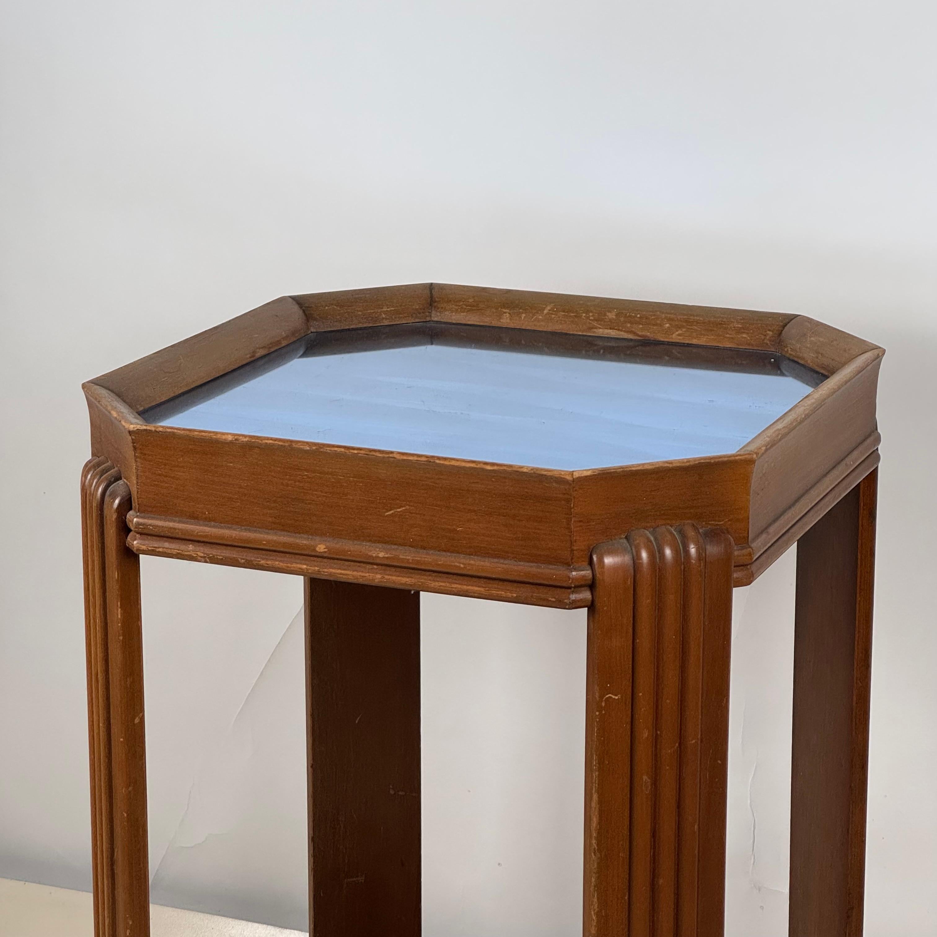 Art déco Guéridon ou haute table d'appoint Art Déco américain en bois sculpté et miroir bleu en vente
