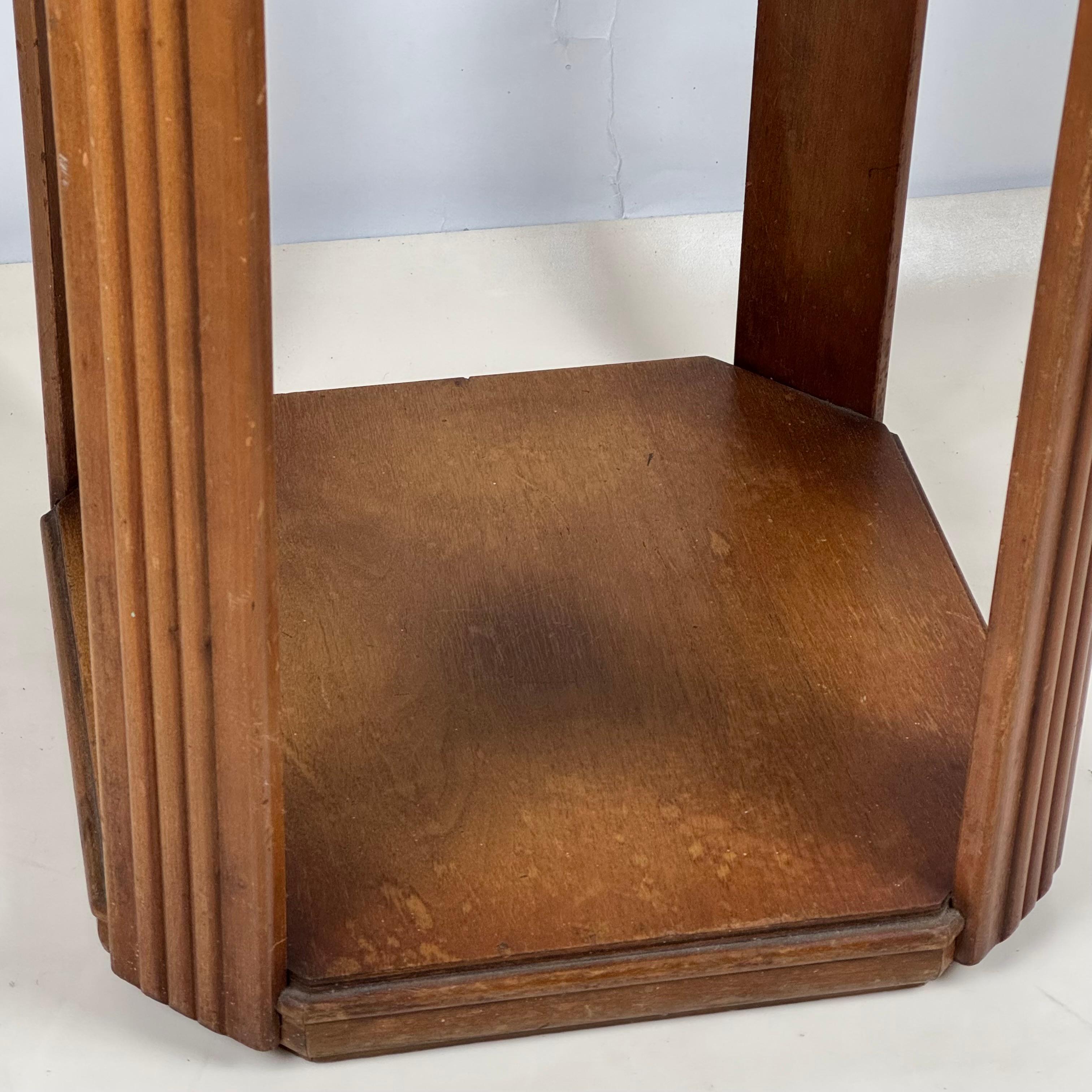 Américain Guéridon ou haute table d'appoint Art Déco américain en bois sculpté et miroir bleu en vente