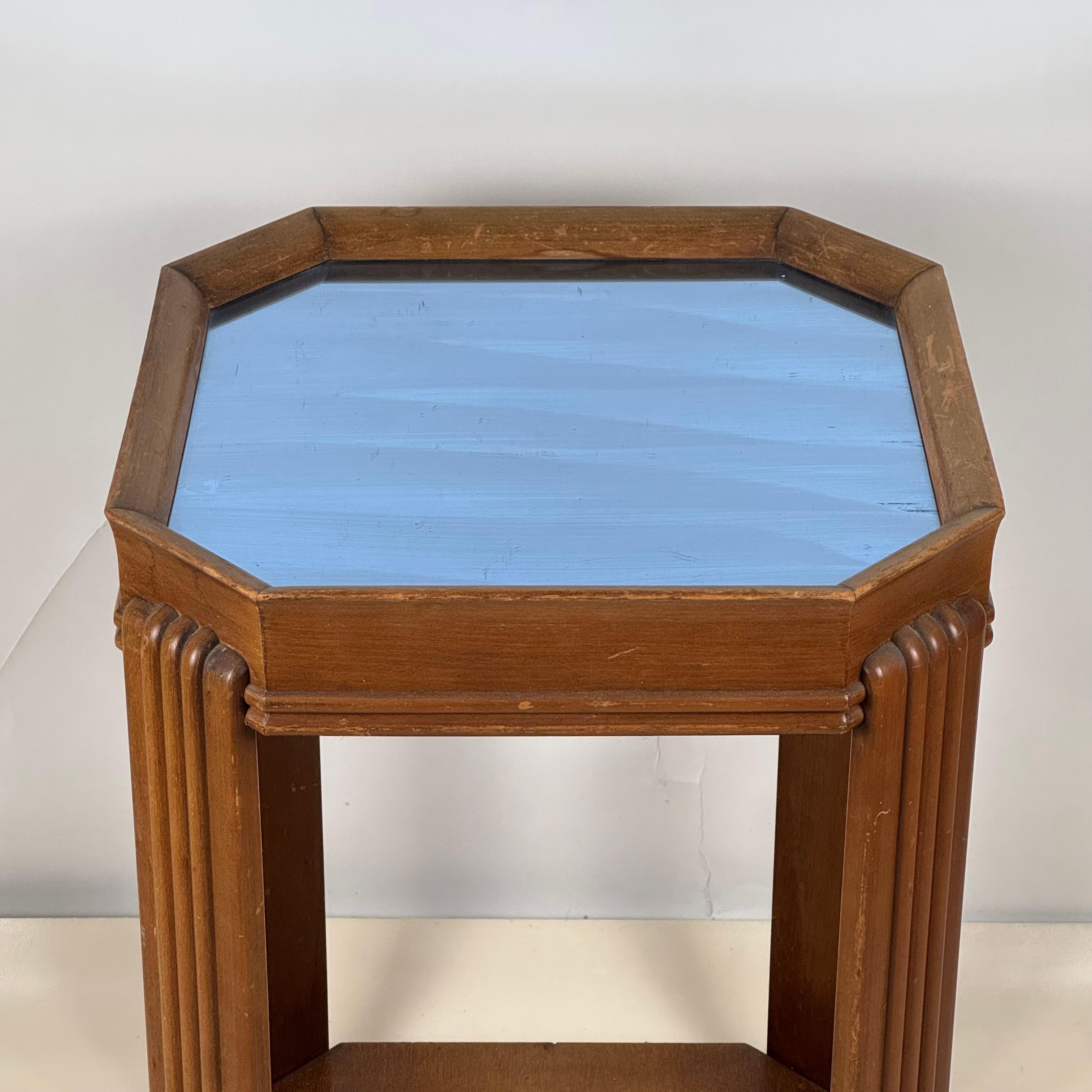 Tacheté Guéridon ou haute table d'appoint Art Déco américain en bois sculpté et miroir bleu en vente