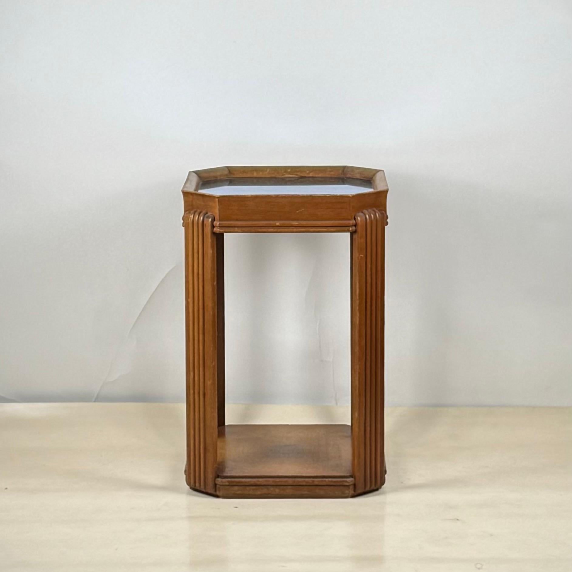 Guéridon ou haute table d'appoint Art Déco américain en bois sculpté et miroir bleu Bon état - En vente à Los Angeles, CA