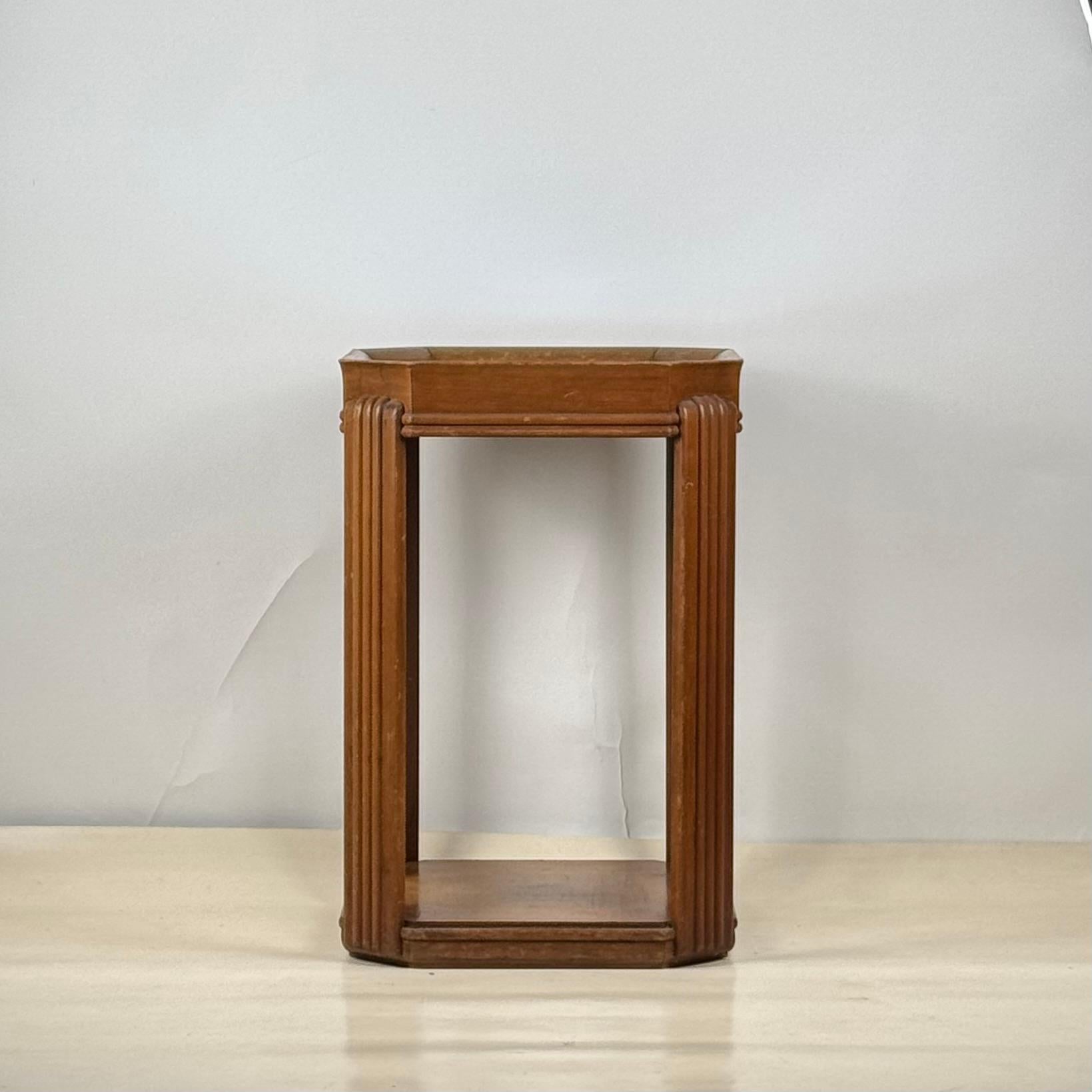 Guéridon ou haute table d'appoint Art Déco américain en bois sculpté et miroir bleu en vente 1