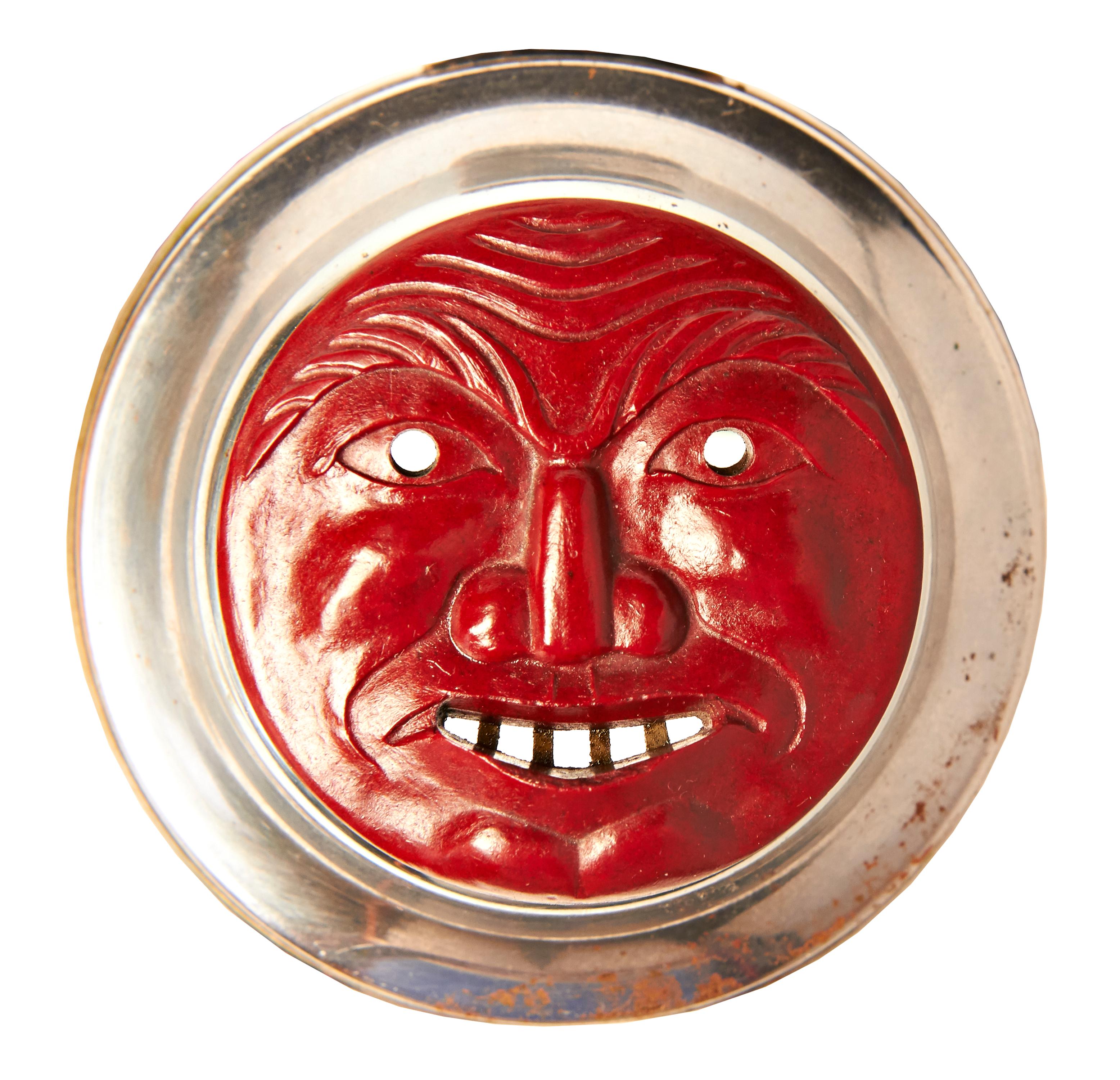 American Art Deco Chrome and Burgundy Bakelite Moon Face Cocktail Shaker In Good Condition In Port Hope, ON