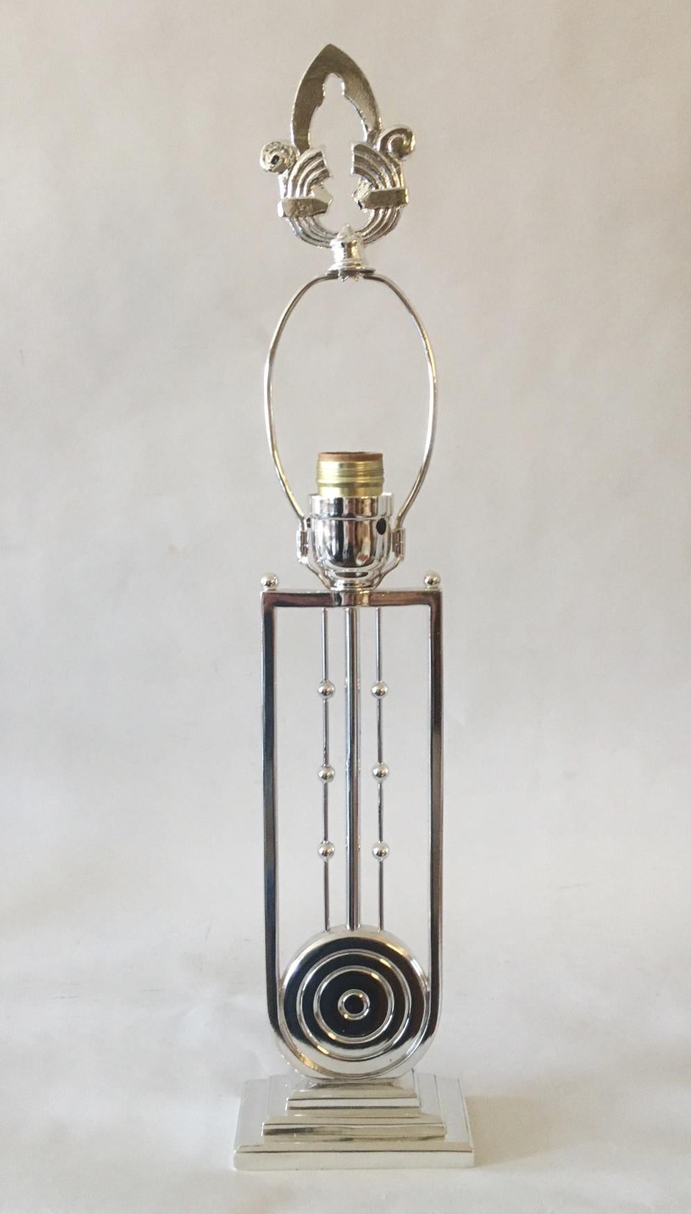 This is a very pretty American Art Deco table lamp. Rising up from the stepped oblong base is the 
