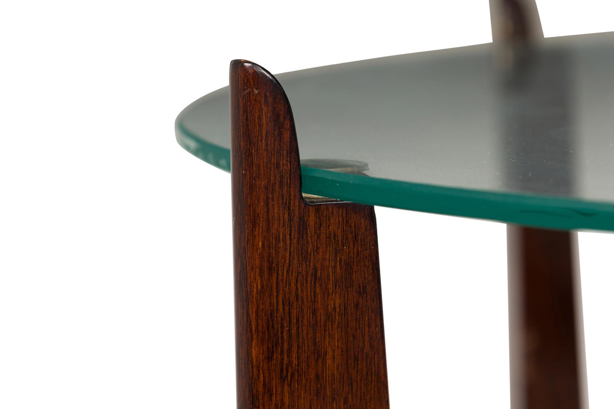 Mesa auxiliar de caoba lacada con tapa circular de cristal Art Decó americano en venta 3