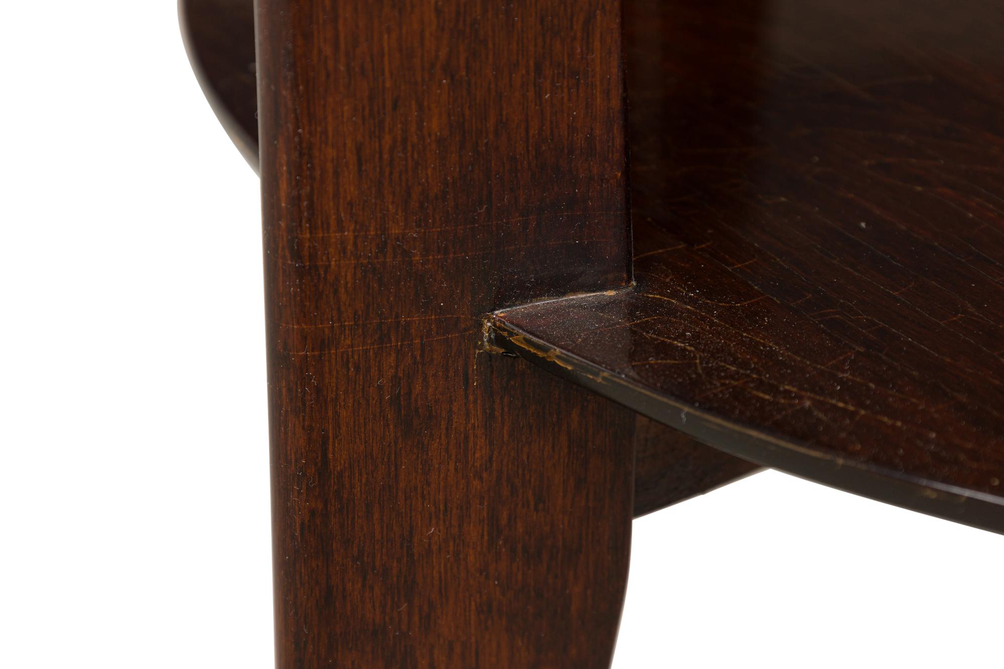 Mesa auxiliar de caoba lacada con tapa circular de cristal Art Decó americano en venta 4