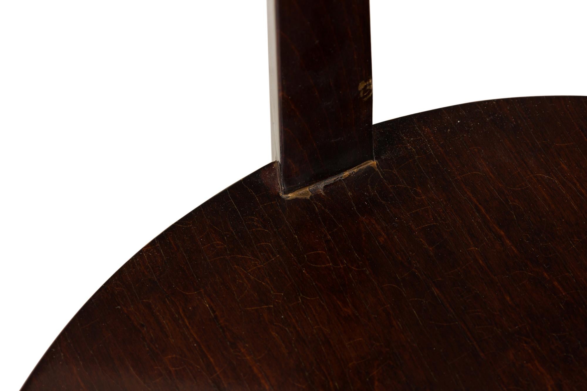 Mesa auxiliar de caoba lacada con tapa circular de cristal Art Decó americano en venta 1
