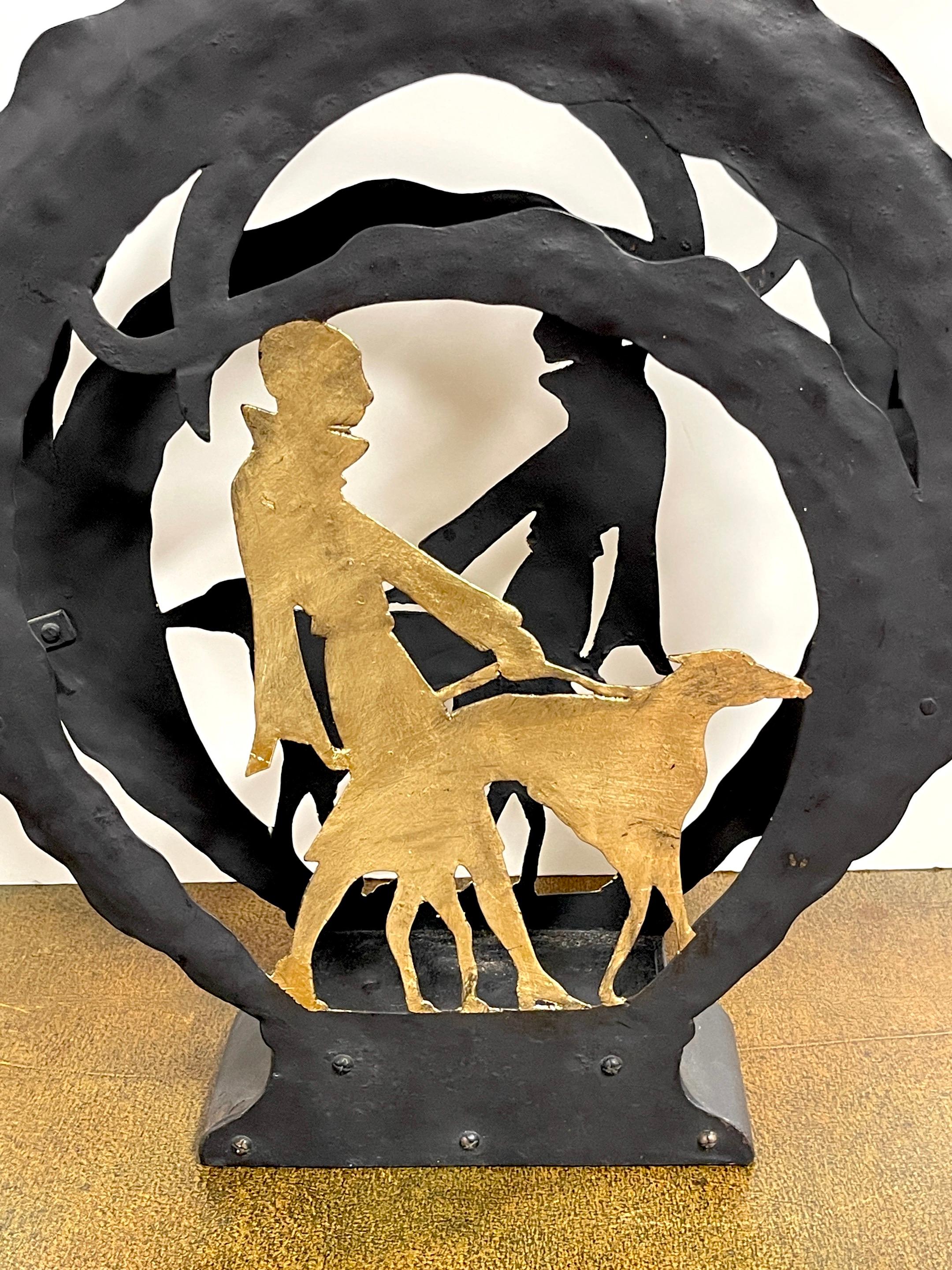 Porte-revues de style Art Déco américain en fer doré représentant un charpentier qui marche avec un chien en vente 1
