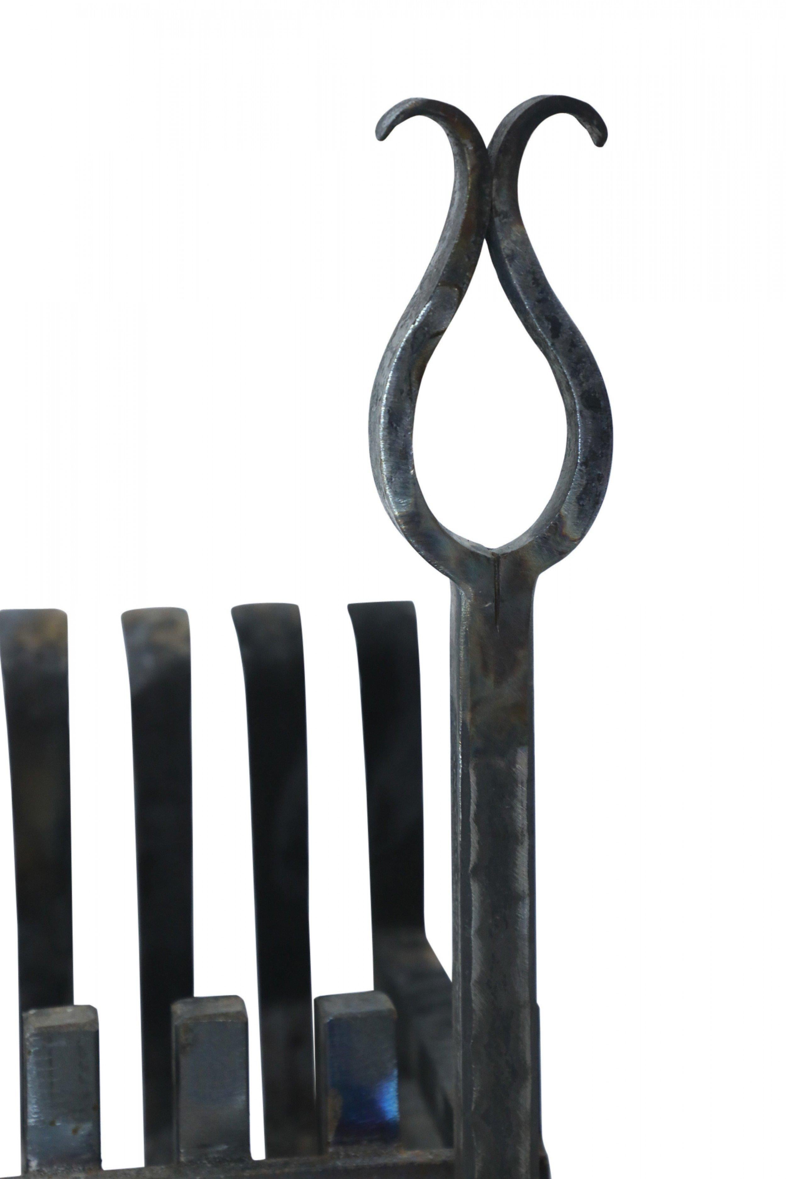 Amerikanischer amerikanischer Art déco-Feuerrost aus Eisen mit Feuerböcken im Zustand „Gut“ im Angebot in New York, NY