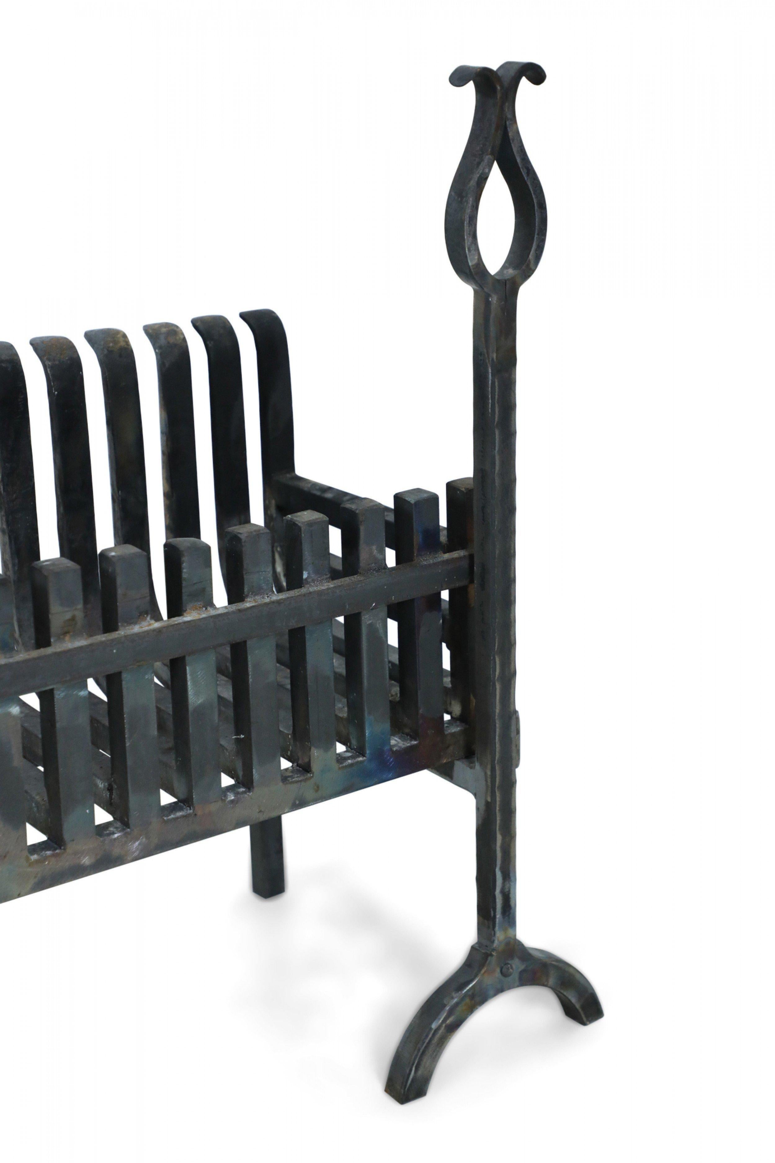 Amerikanischer Eisen-Feuerrost im Art déco-Stil mit Feuerböcken im Angebot 1