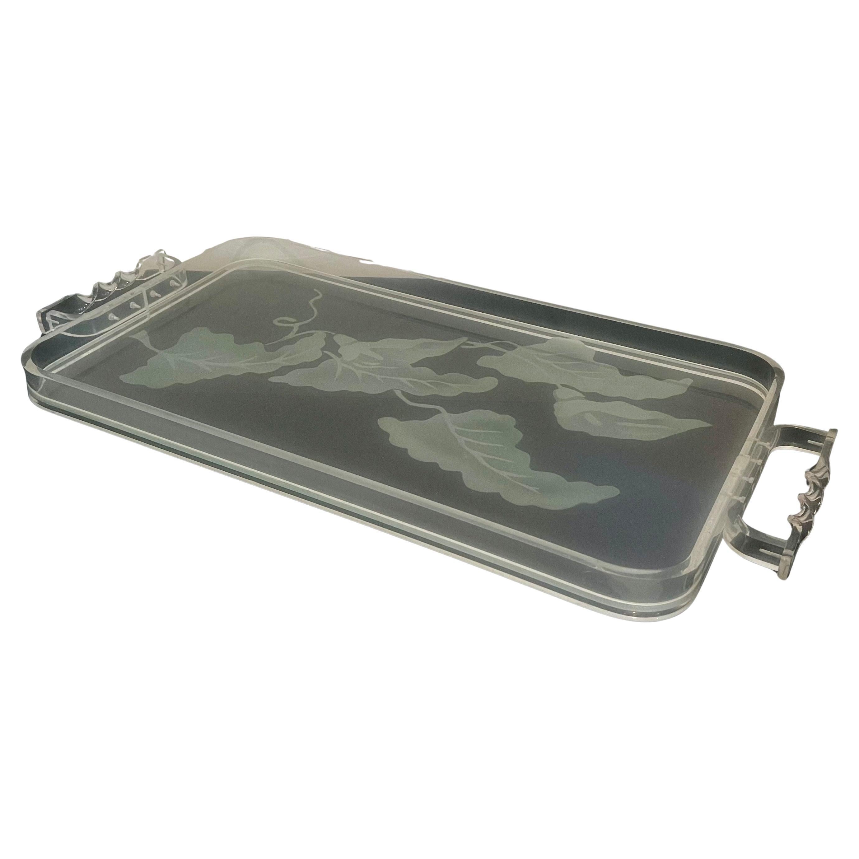 Magnifique plateau de service en verre gravé au centre, avec cadre en lucite massif et poignées torsadées en excellent état. par Dorothy Thorpe pièce très rare.