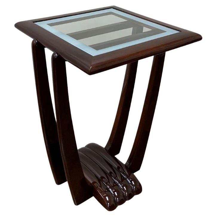 Mesa auxiliar americana Art Decó de base festoneada. Elegante diseño con patas ligeramente curvadas hacia una base festoneada en acabado nogal brillante. La nueva tapa de cristal tiene un bonito borde esmerilado para resaltar la magnífica base de