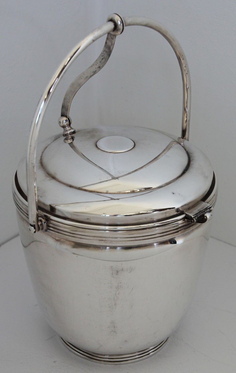 Hand-Crafted American Art Deco Sheffield Silver Plate Lidded Ice Bucket, USA For Sale