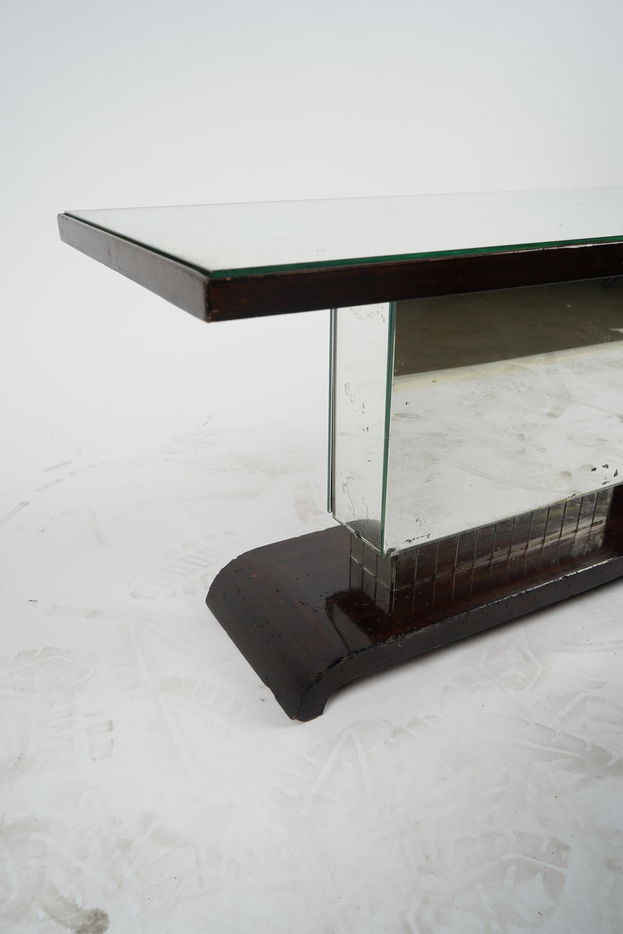 American Art Deco Side Table or Small Coffee Table In Excellent Condition For Sale In Los Angeles, CA
