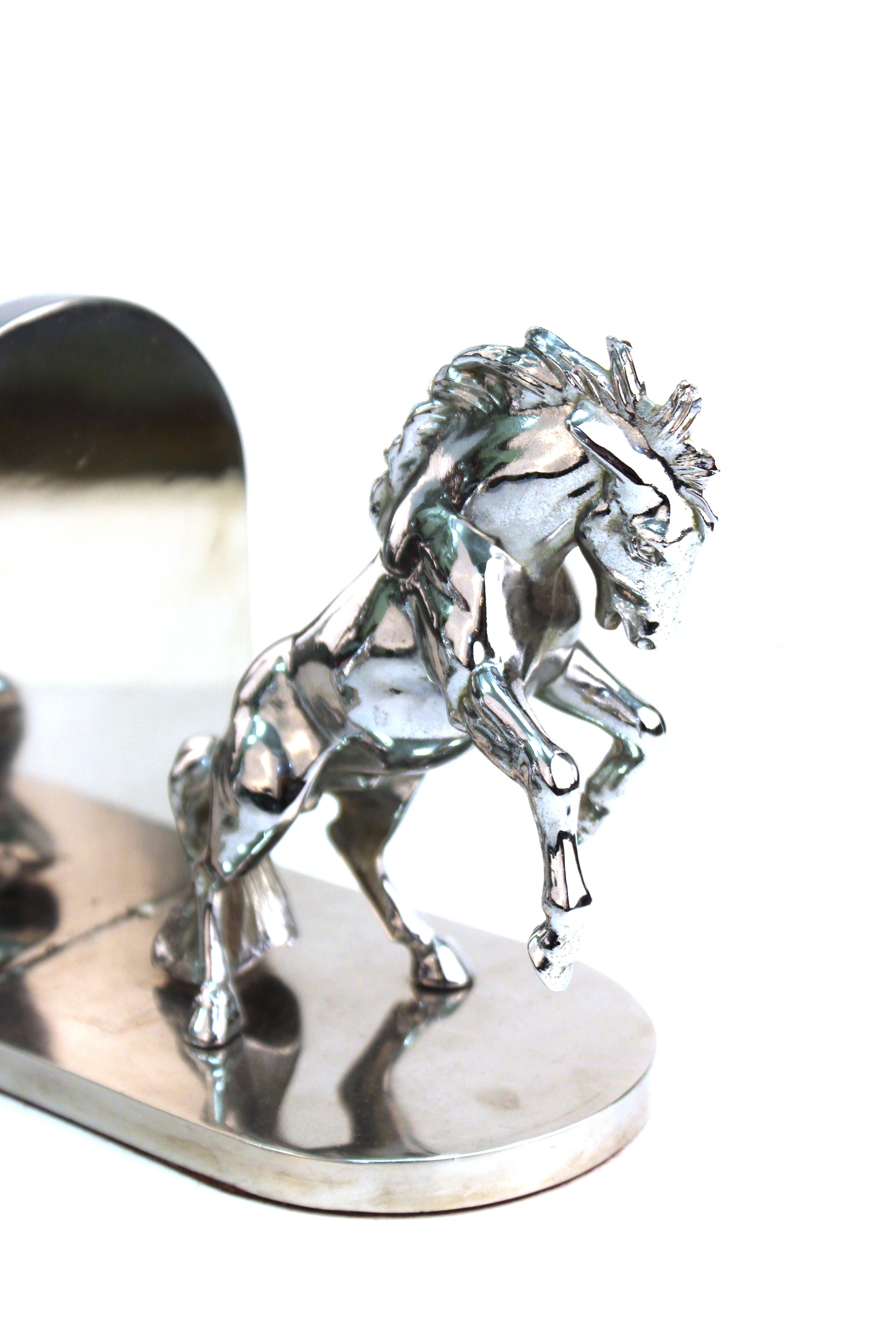 American Art Deco pair of bookends in shape of horses made in silvered bronze, stamped 'White'. The pair was likely made during the 1930s in the United States and is in great vintage condition with age-appropriate wear.