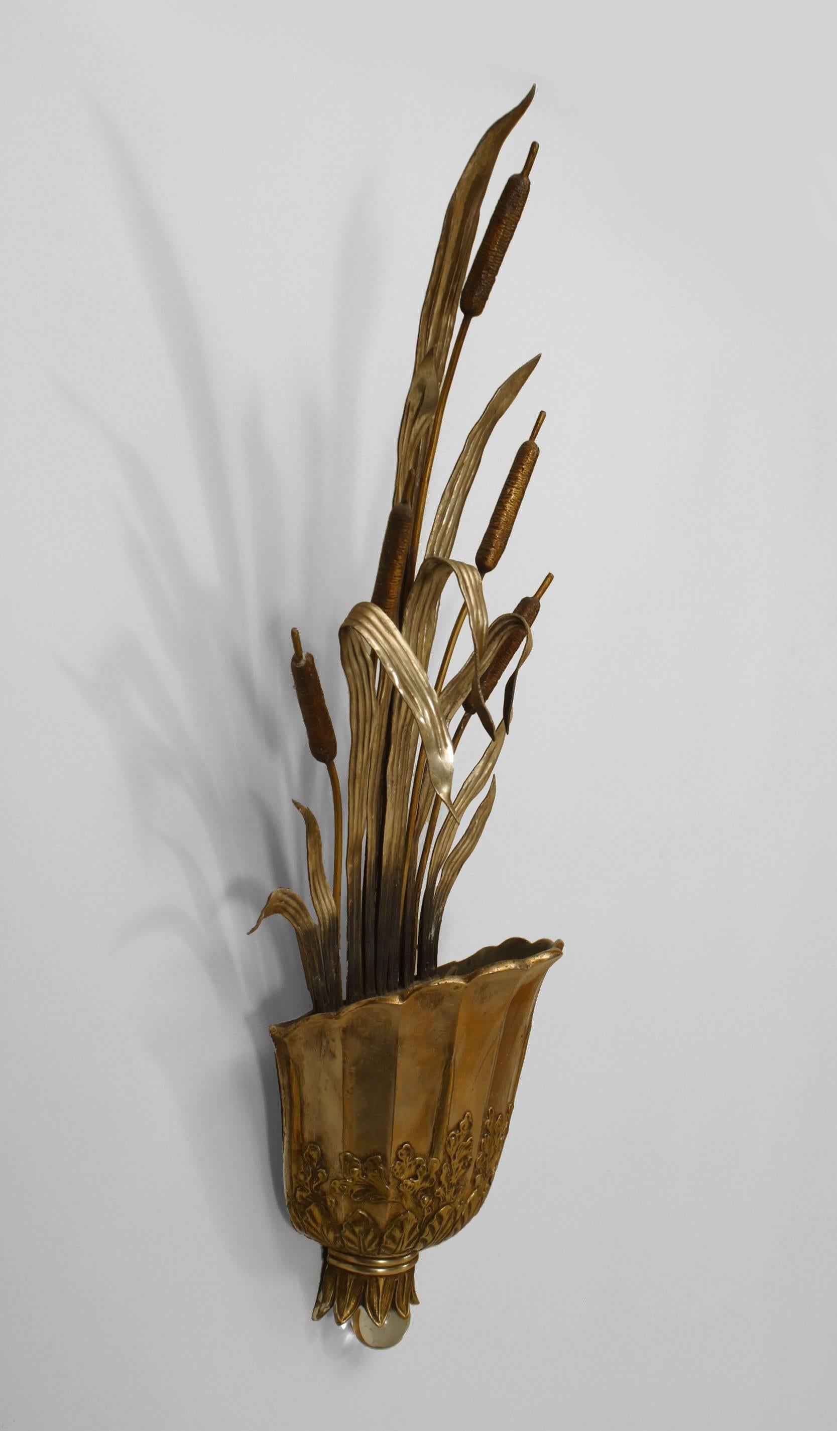 Applique murale américaine Art Deco en métal argenté et bronze avec une base en urne festonnée tenant des quenouilles (peut-être vendue par CALDWELL).
