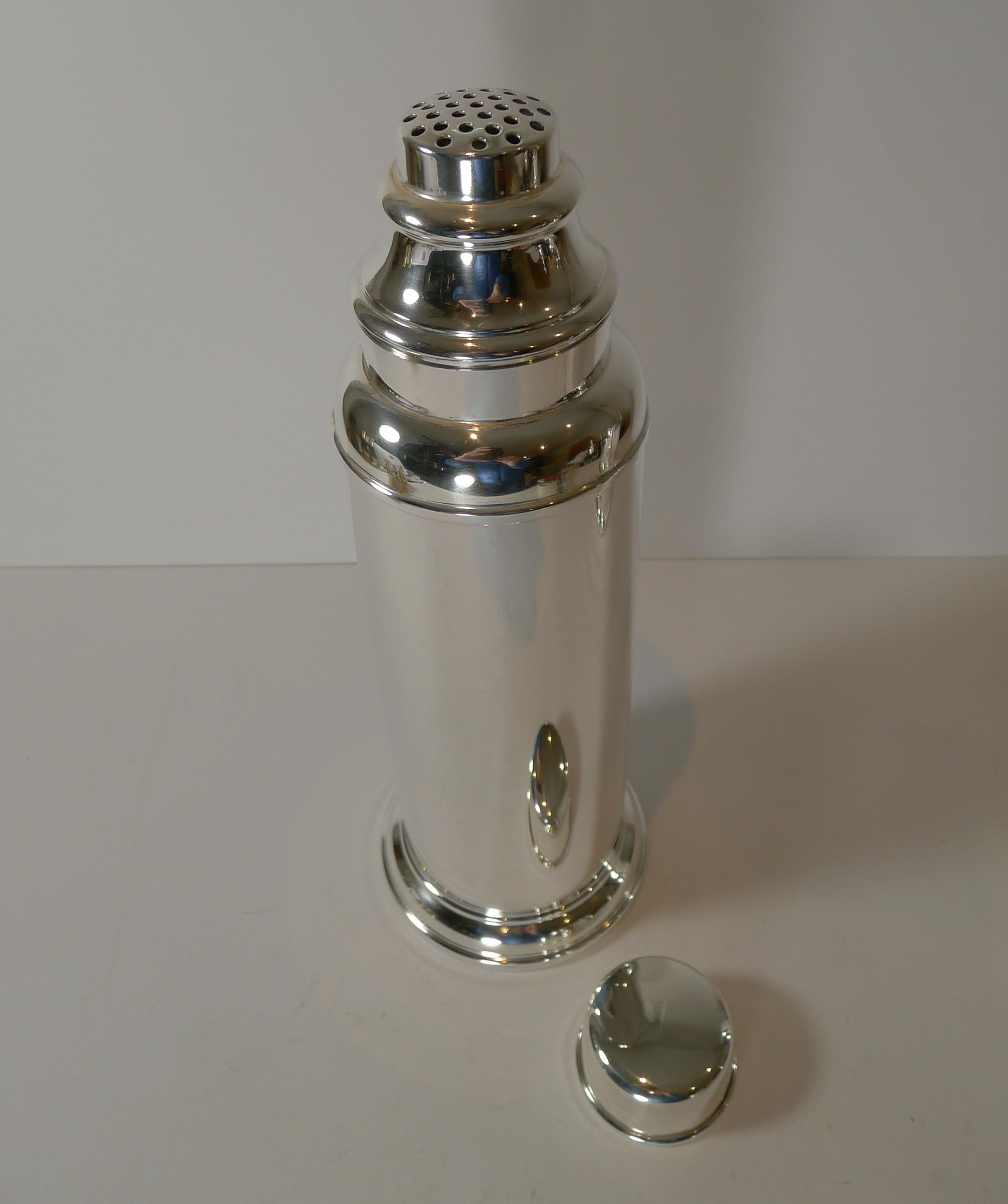 American Art Deco Skyscraper Cocktail Shaker c.1940 In Good Condition In Bath, GB