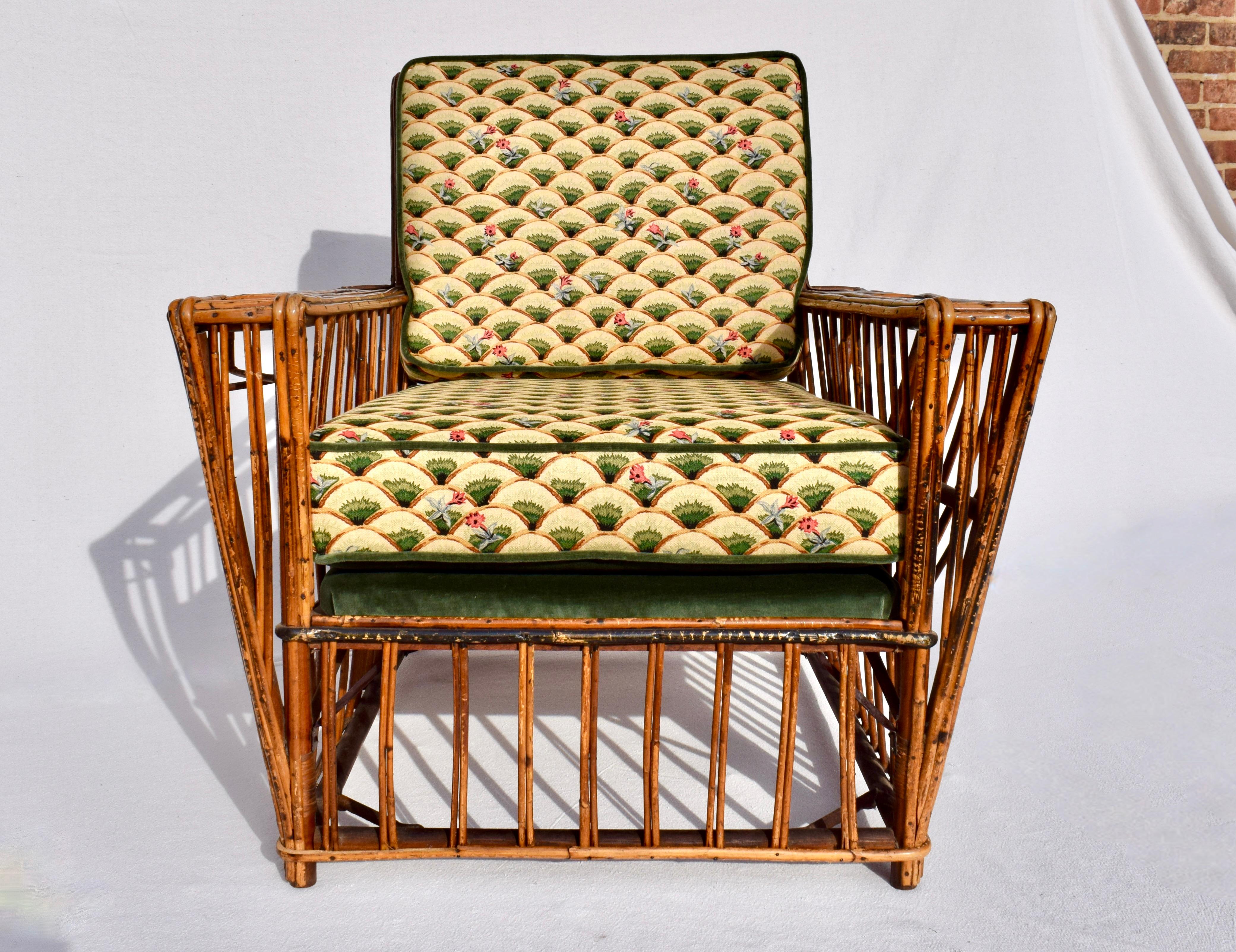 Restaurierter Art-Déco-Sessel aus geteiltem Rohrgeflecht mit Tassen- und Zeitschriftenhalter. Mit neuen, maßgefertigten Kissen, gepolstert mit Leinen mit Vintage-Blockdruck und grüner Samtschnur & Deck. Oft auch als Präsidentenstuhl bezeichnet,