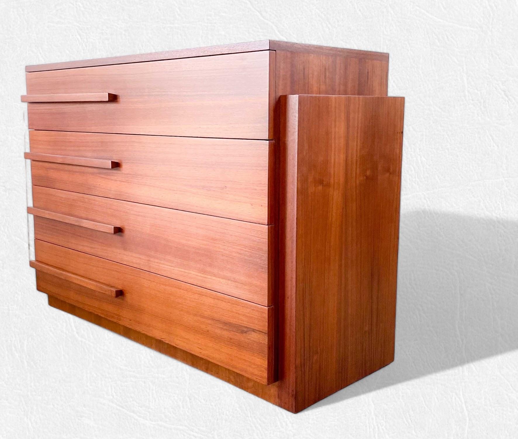 Hand-Crafted American Art Deco Streamline Mahogany Dresser by Modernage, N.Y., 1930s For Sale