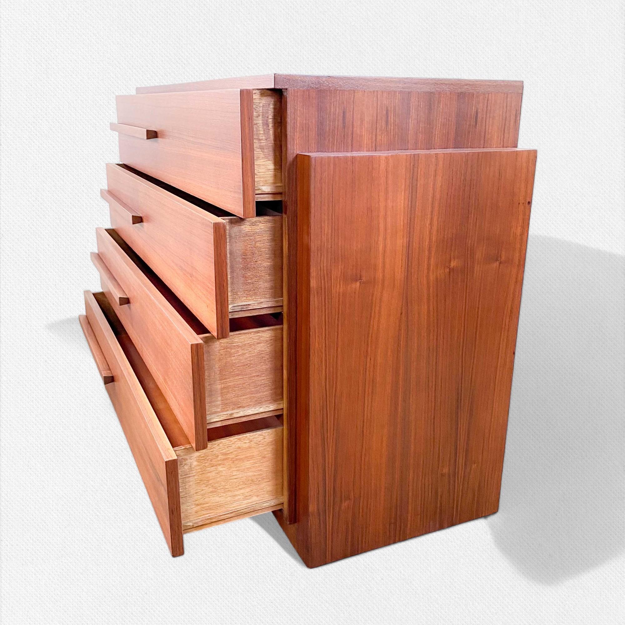 Hand-Crafted American Art Deco Streamline Mahogany Dresser by Modernage, N.Y., 1930s For Sale