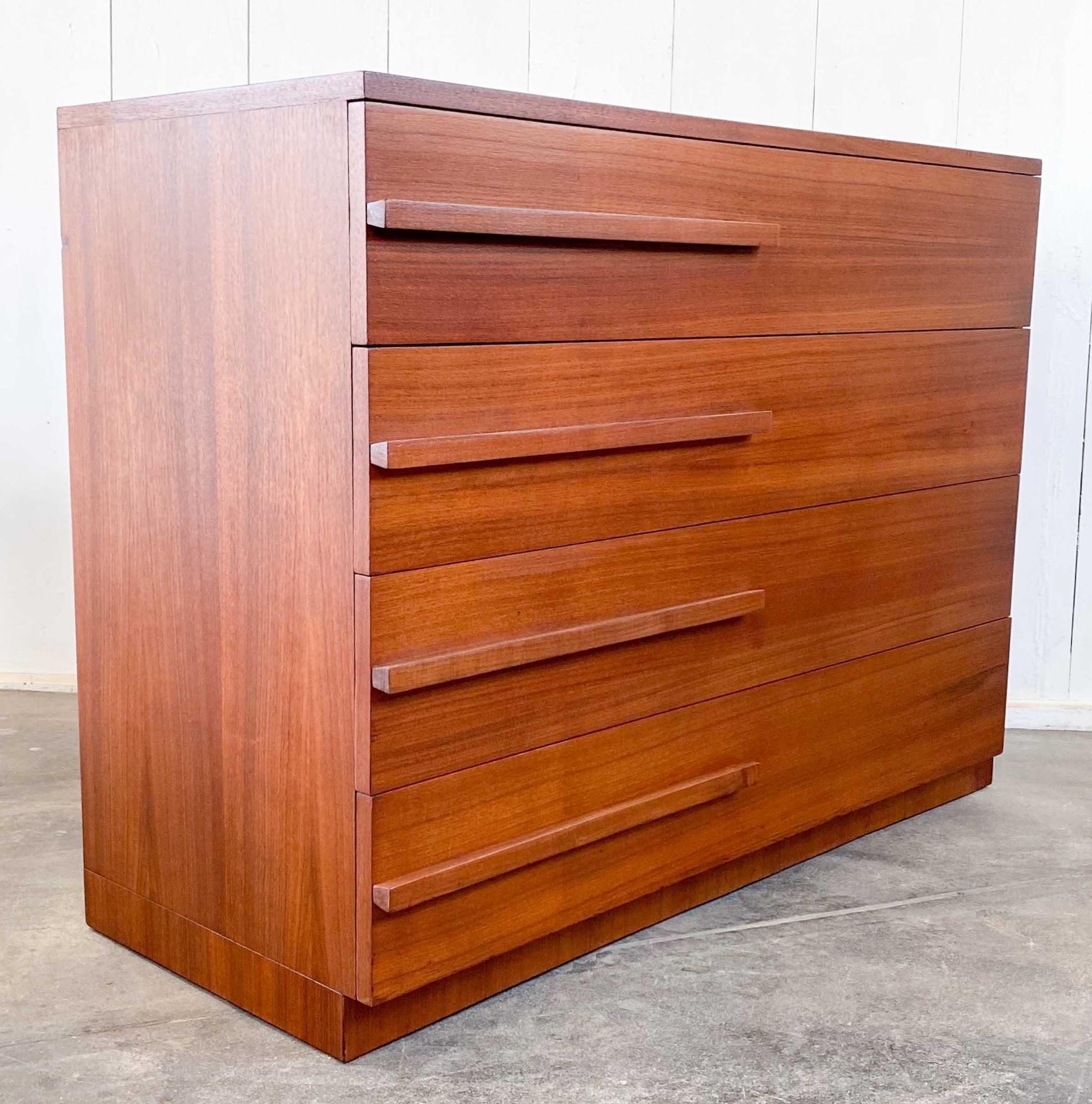 American Art Deco Streamline Mahogany Dresser by Modernage, N.Y., 1930s In Good Condition For Sale In Camden, ME