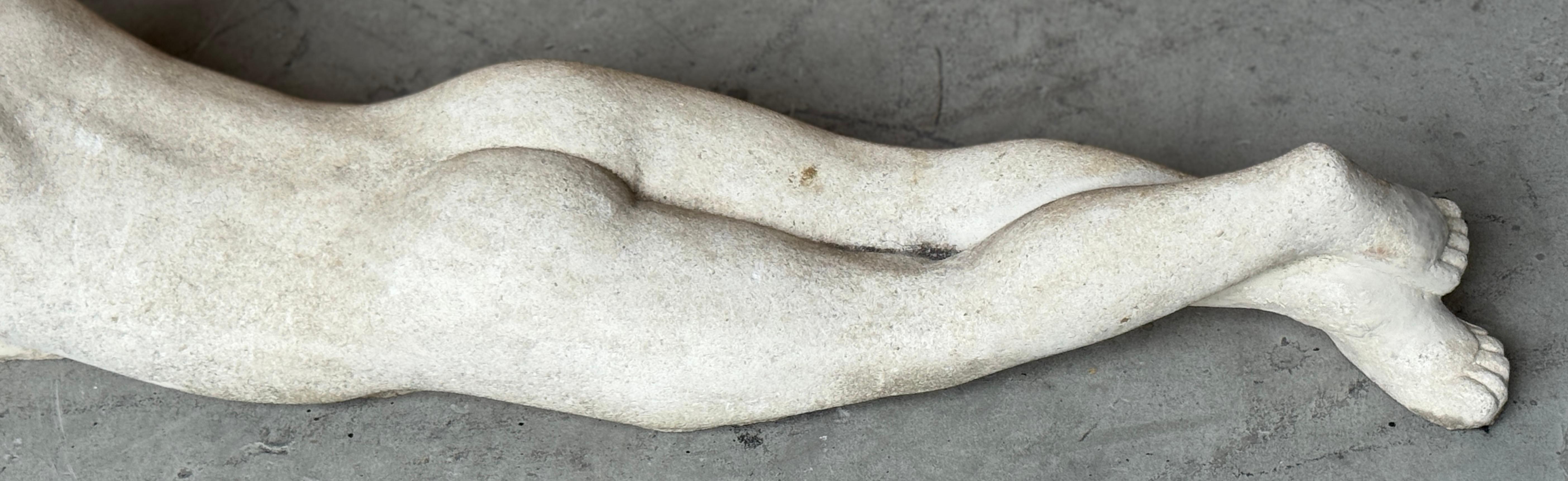 Amerikanische Gartenskulptur aus Steinguss im Stil des Art déco mit einer träumenden Jugend im Angebot 3