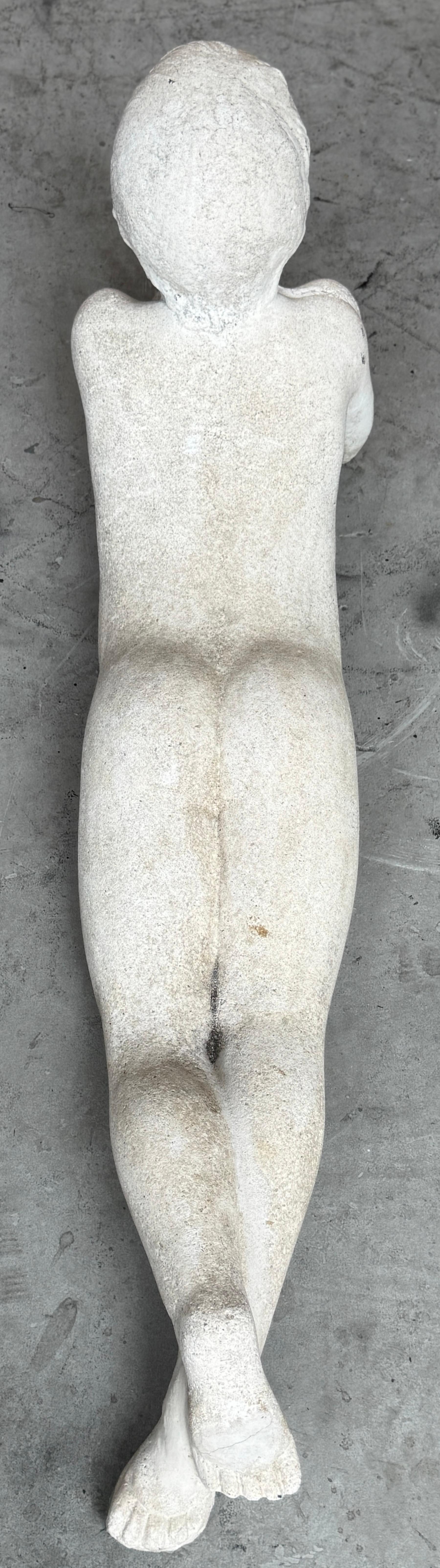 Amerikanische Gartenskulptur aus Steinguss im Stil des Art déco mit einer träumenden Jugend im Angebot 4