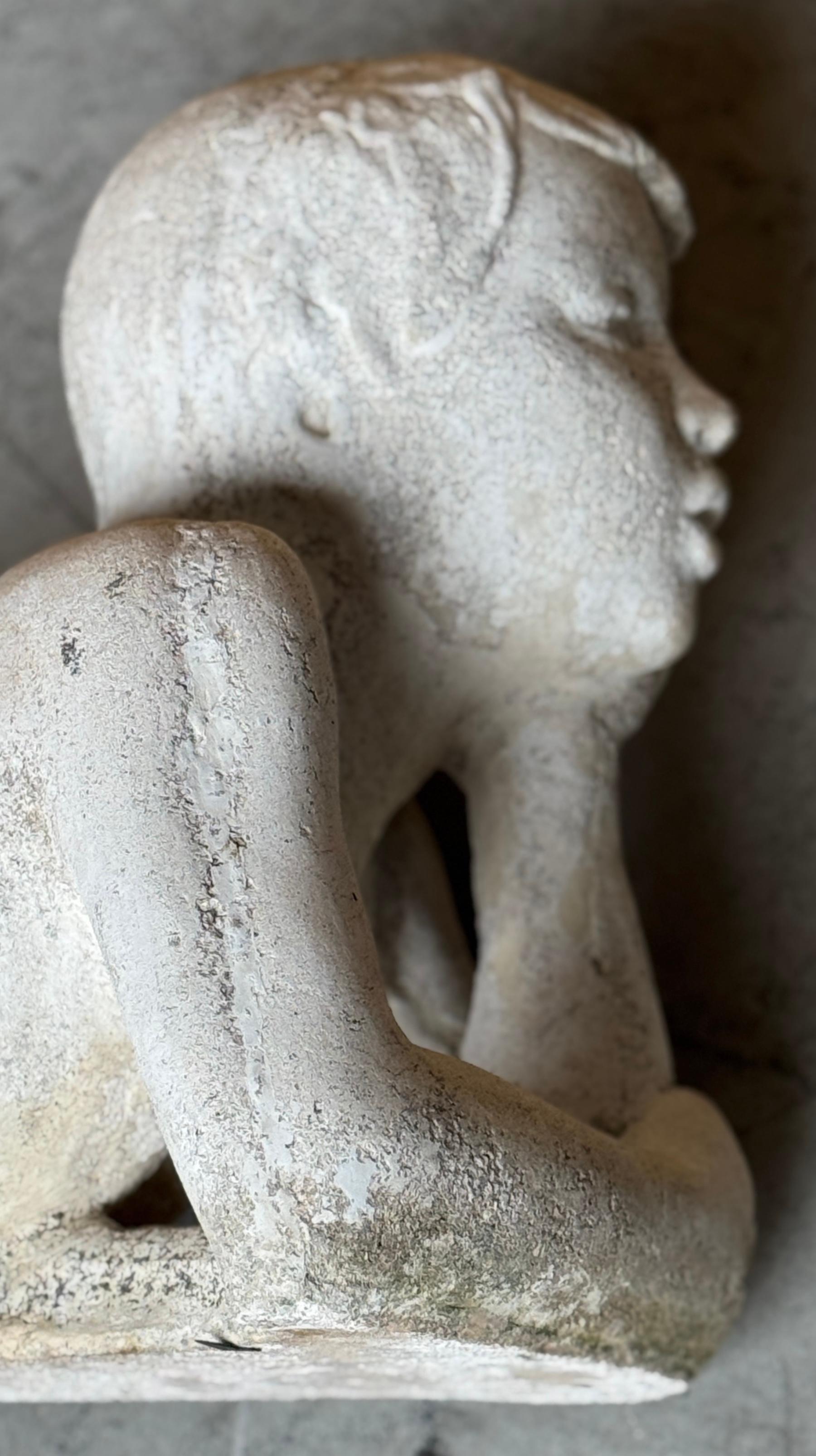 Amerikanische Gartenskulptur aus Steinguss im Stil des Art déco mit einer träumenden Jugend im Angebot 6