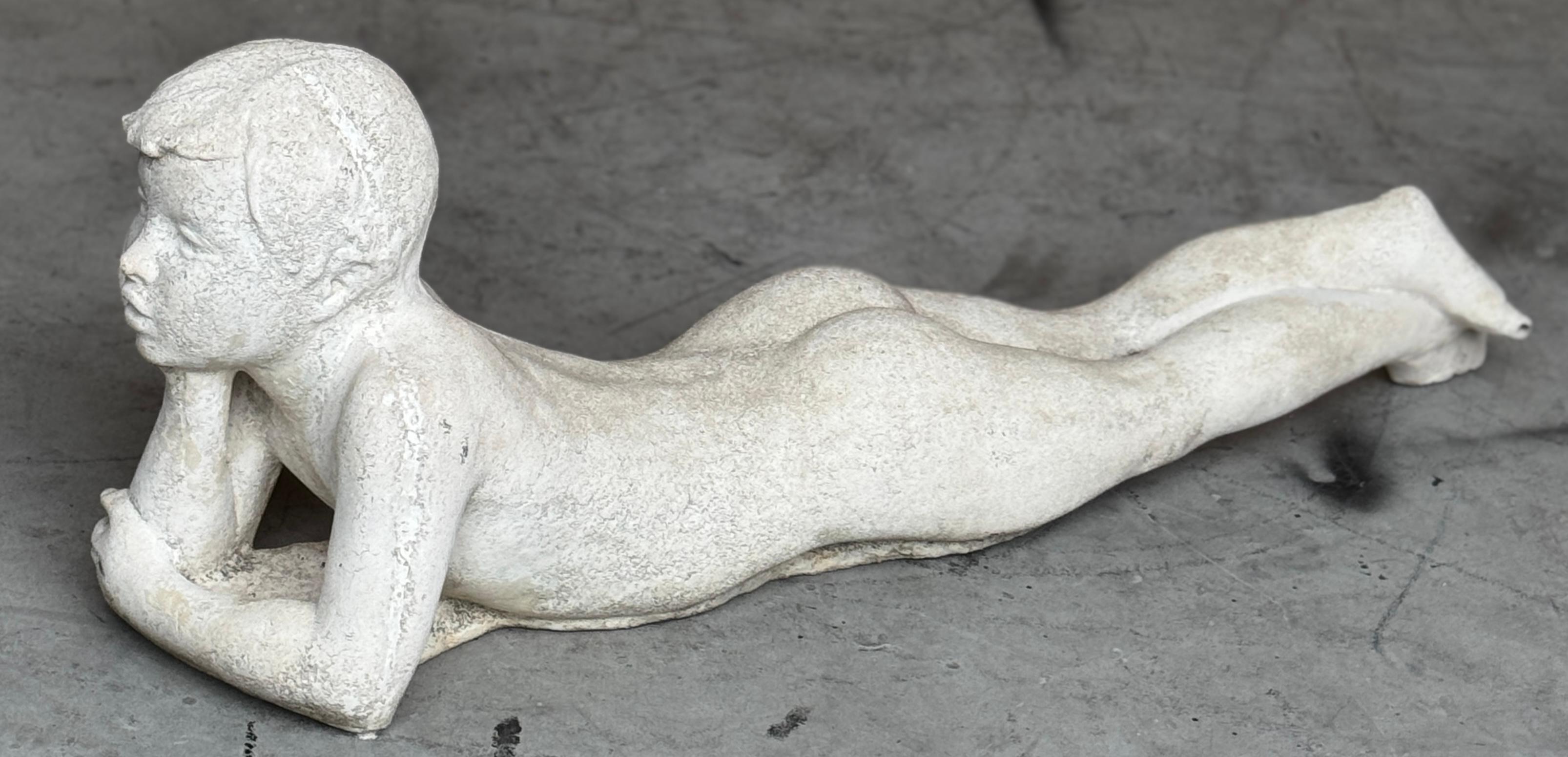 Amerikanische Gartenskulptur einer träumenden Jugend im Art-Déco-Stil aus Steinguss, ca. 1950er Jahre

Eine charmante und kontemplative amerikanische Gartenskulptur aus Steinguss im Art-Déco-Stil, die einen liegenden Jugendlichen in entspannter Pose