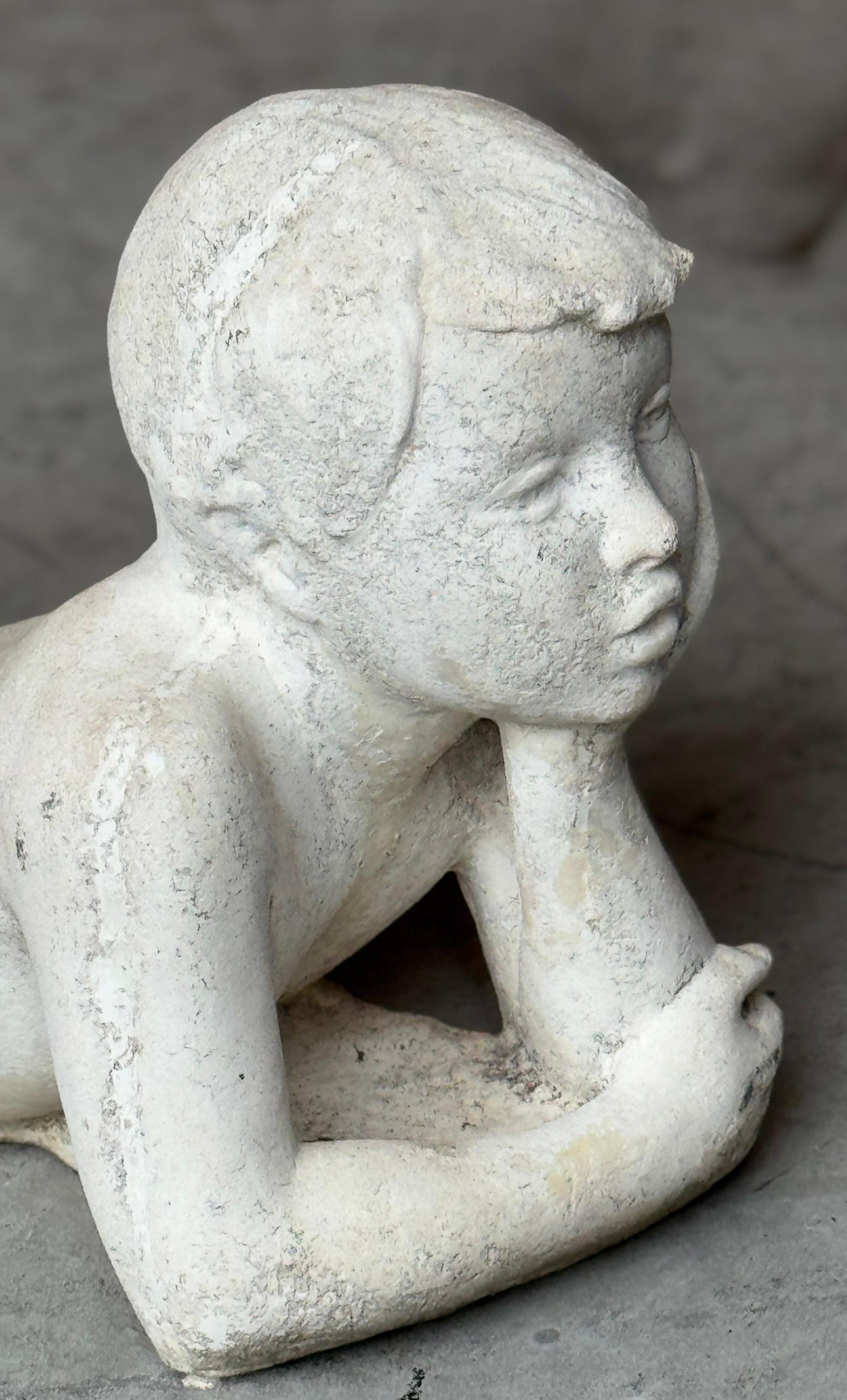 Amerikanische Gartenskulptur aus Steinguss im Stil des Art déco mit einer träumenden Jugend (amerikanisch) im Angebot