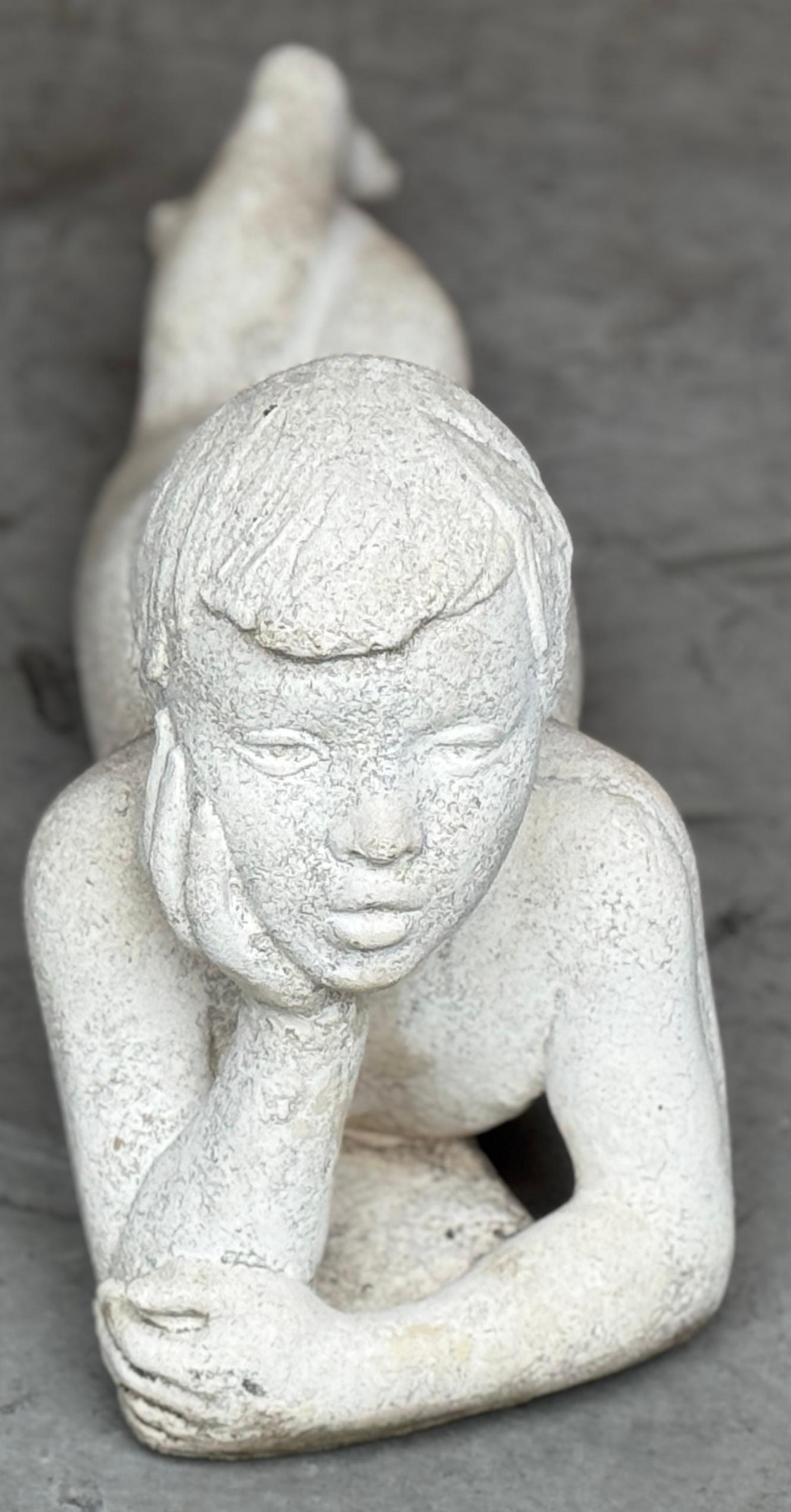 Amerikanische Gartenskulptur aus Steinguss im Stil des Art déco mit einer träumenden Jugend (Patiniert) im Angebot