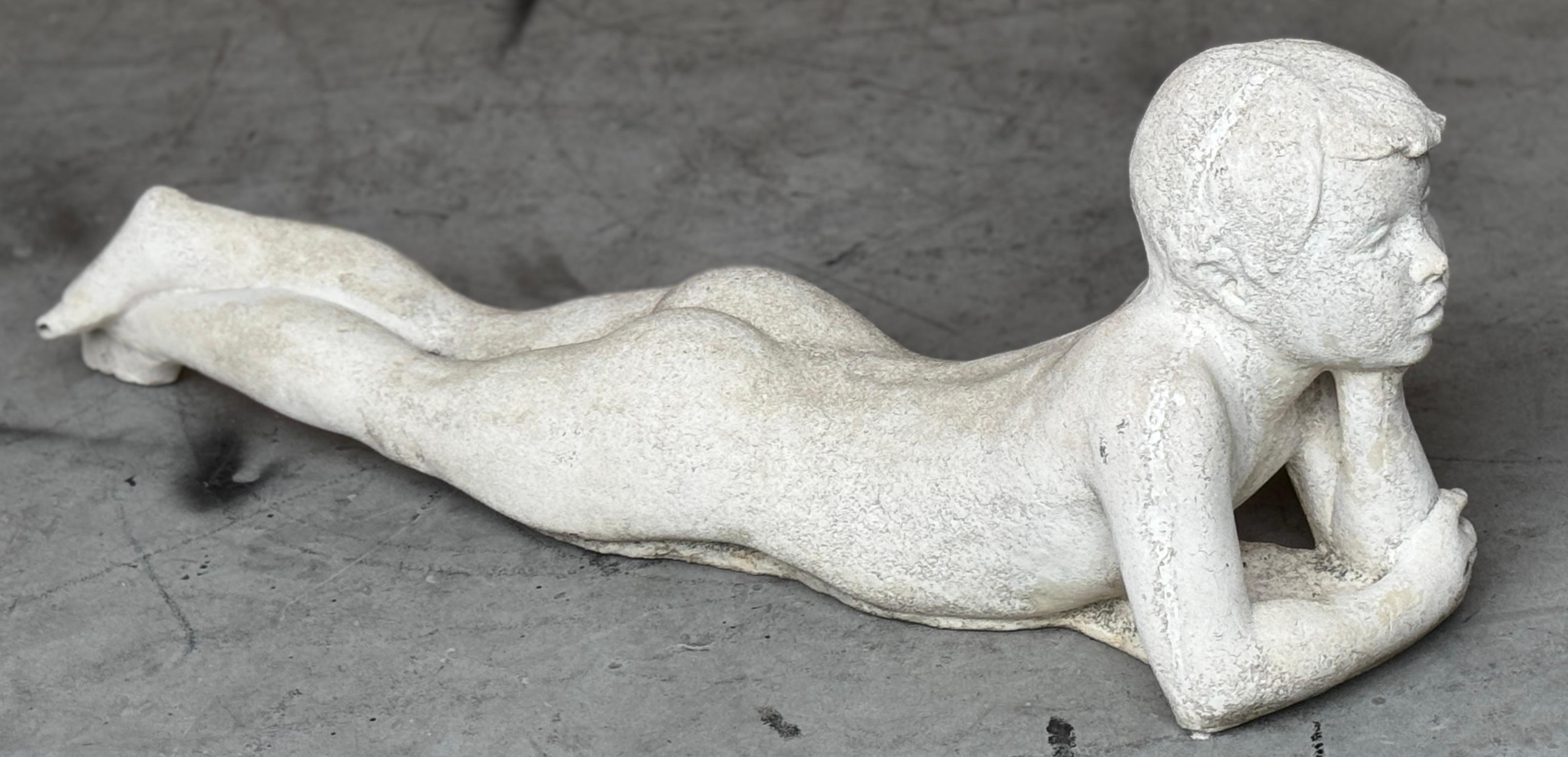 Amerikanische Gartenskulptur aus Steinguss im Stil des Art déco mit einer träumenden Jugend im Zustand „Gut“ im Angebot in West Palm Beach, FL