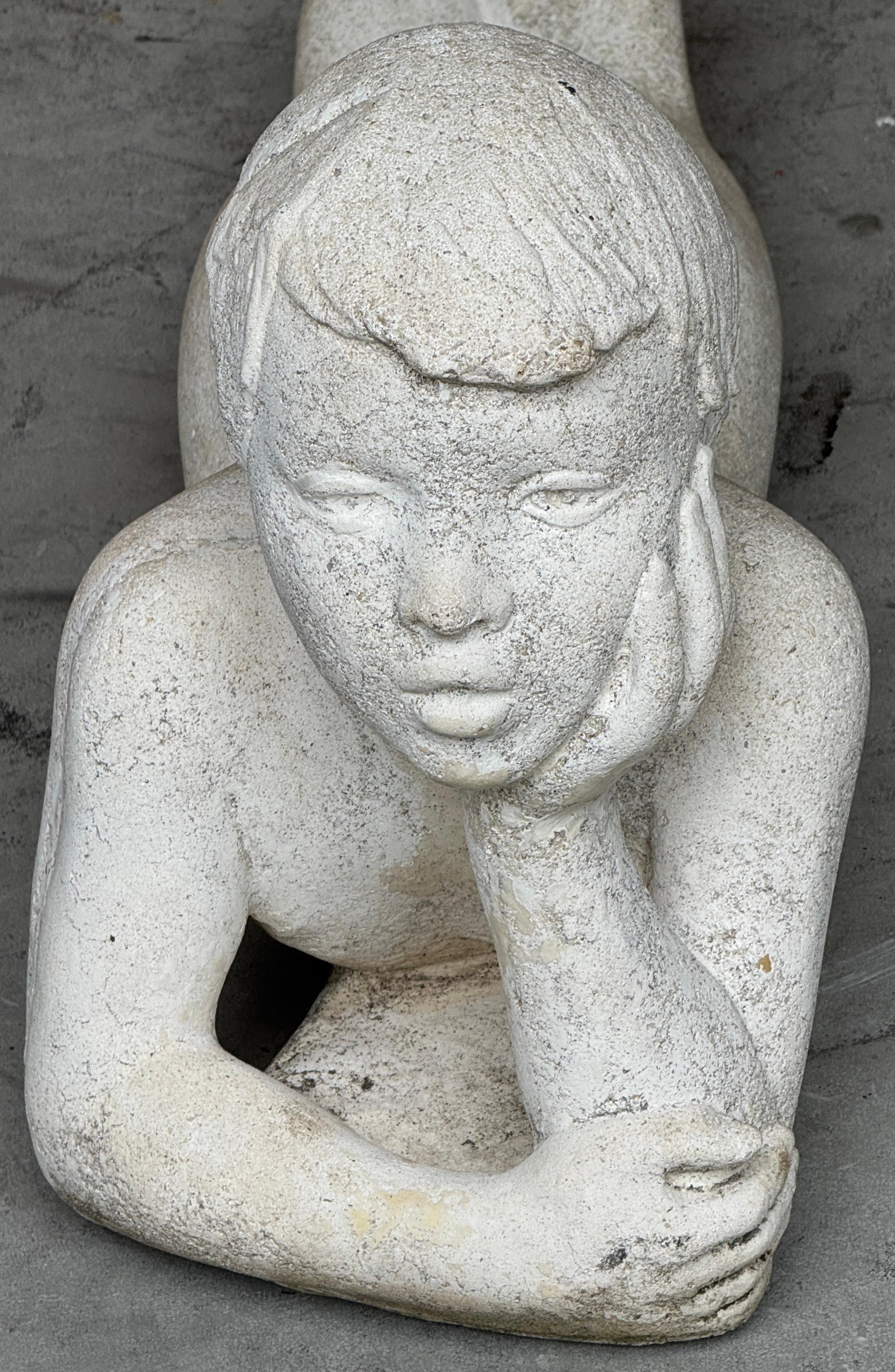 Amerikanische Gartenskulptur aus Steinguss im Stil des Art déco mit einer träumenden Jugend (20. Jahrhundert) im Angebot