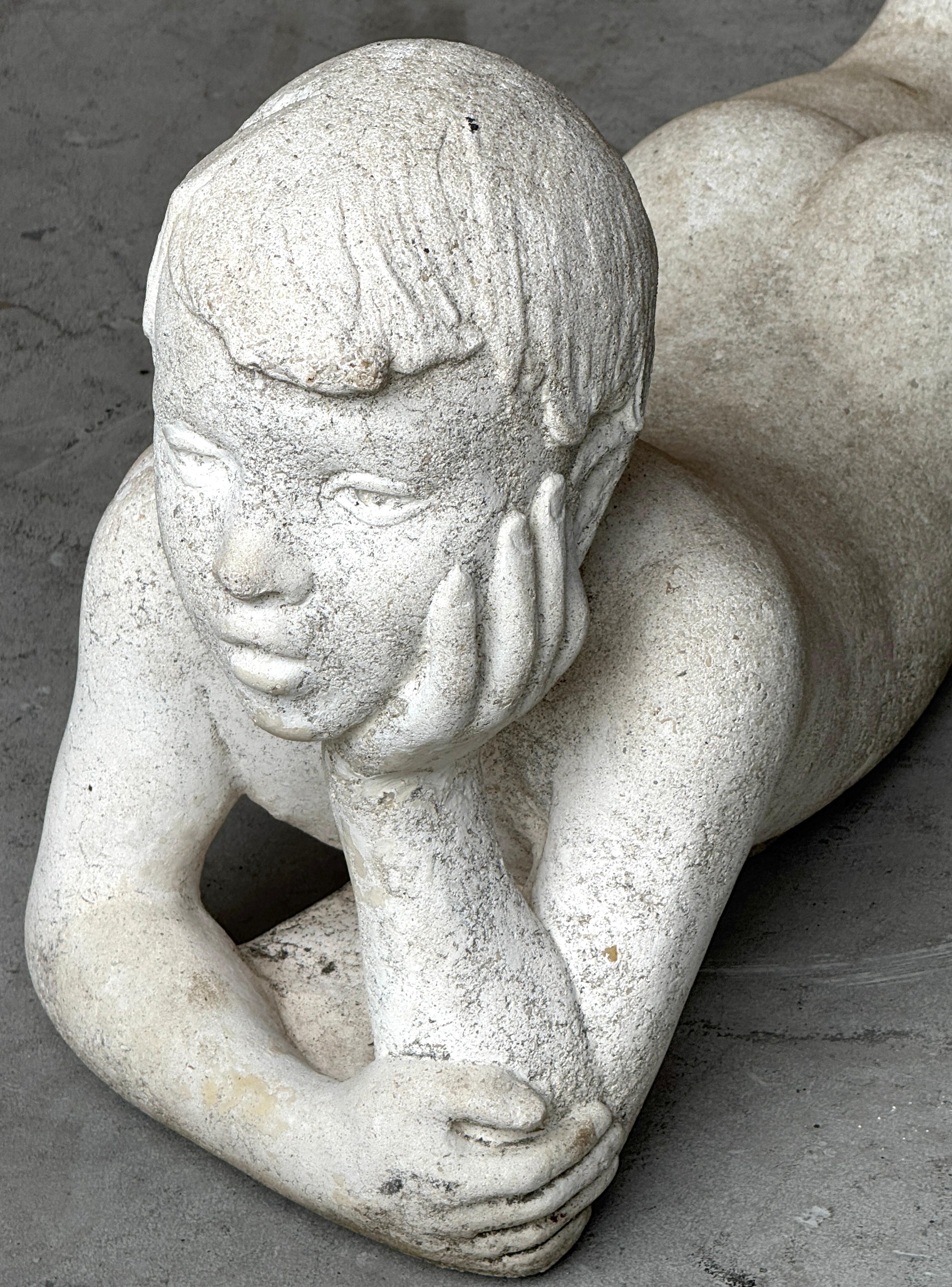 Amerikanische Gartenskulptur aus Steinguss im Stil des Art déco mit einer träumenden Jugend (Kunststein) im Angebot