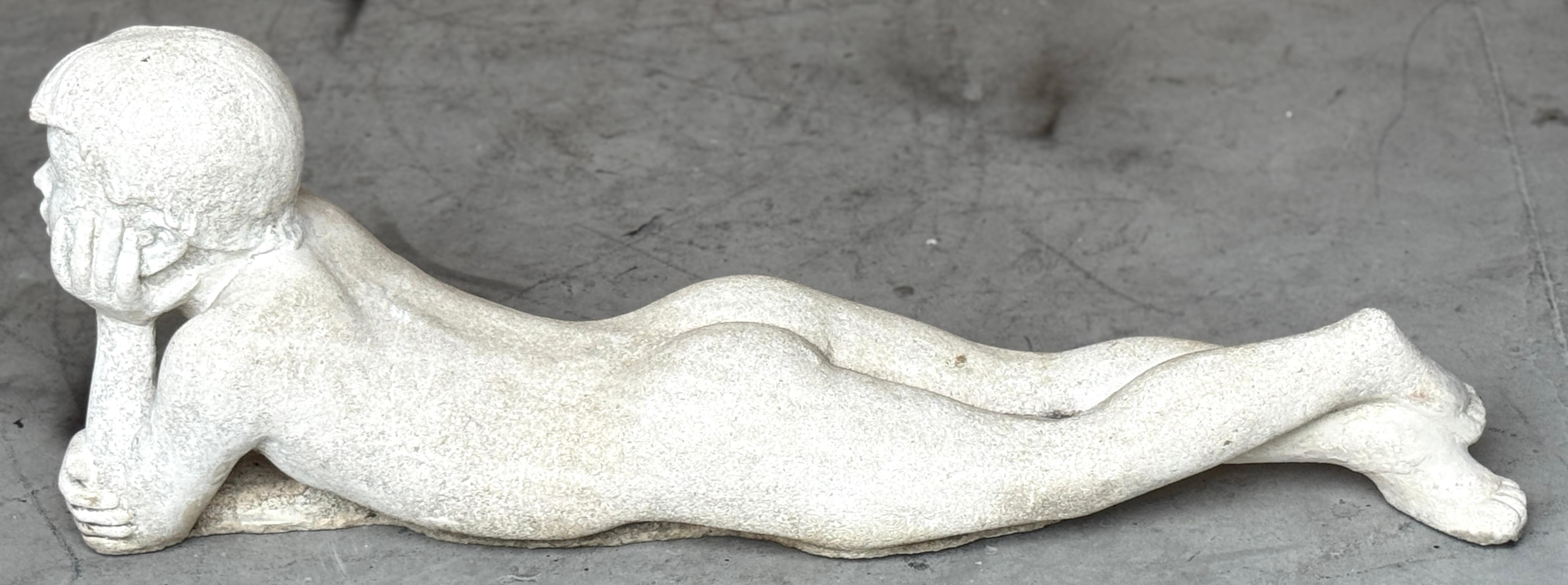 Amerikanische Gartenskulptur aus Steinguss im Stil des Art déco mit einer träumenden Jugend im Angebot 1