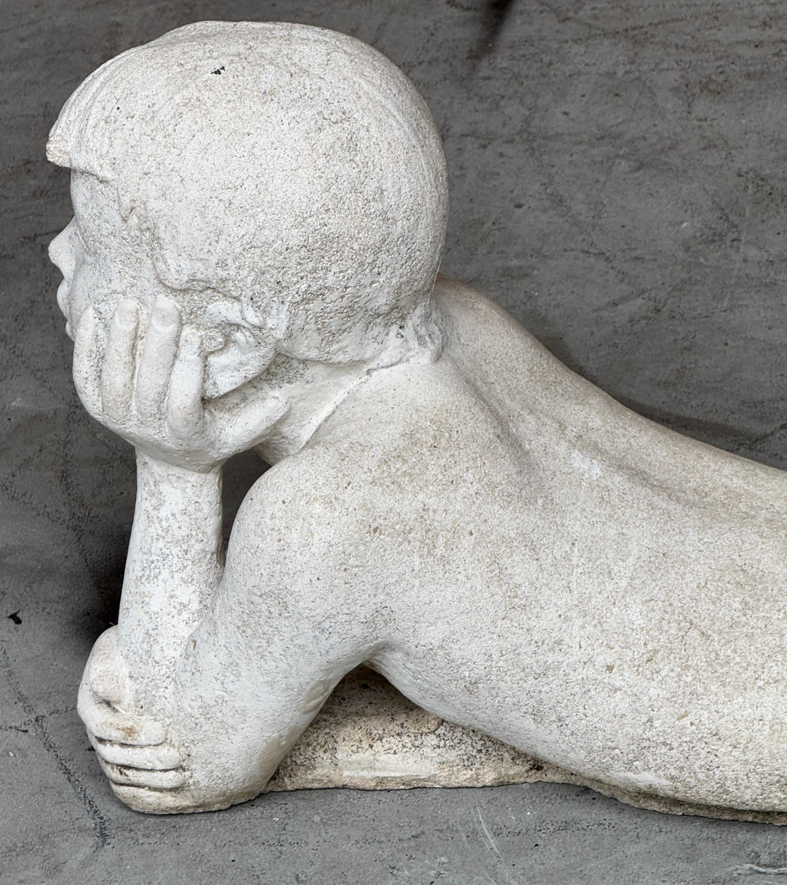 Amerikanische Gartenskulptur aus Steinguss im Stil des Art déco mit einer träumenden Jugend im Angebot 2