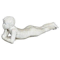 Sculpture de jardin en pierre moulée de style Art déco américain d'une jeune fille qui rêve d'un jour
