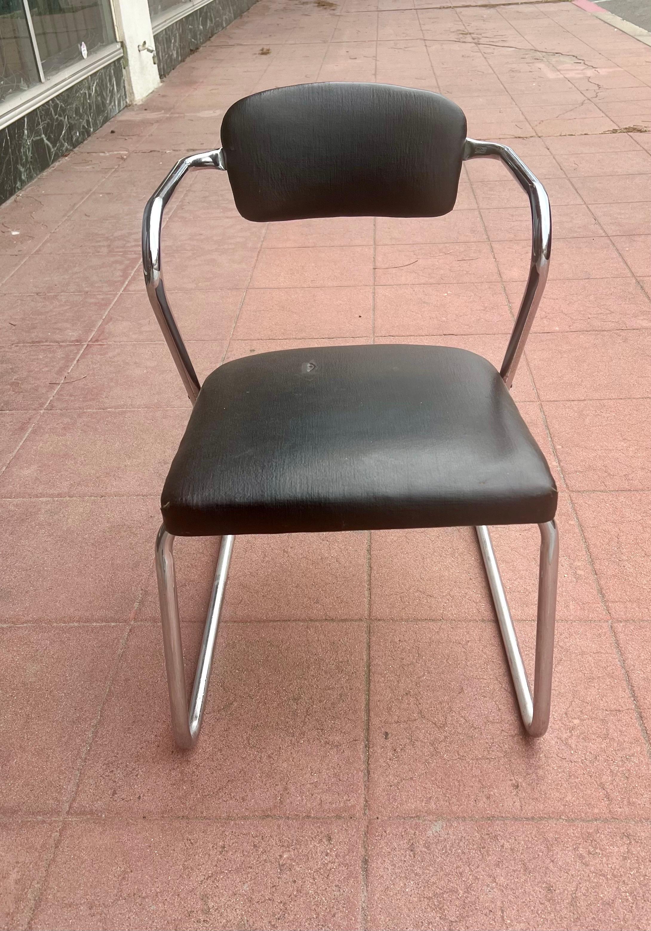Amerikanischer Art-Déco-Stuhl aus Chromrohr im Art déco-Stil, entworfen von Gilbert Rohde im Zustand „Gut“ im Angebot in San Diego, CA