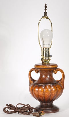 Lampada da tavolo decorativa in ceramica a forma di urna in stile Art Déco americano, anni ’40-’50