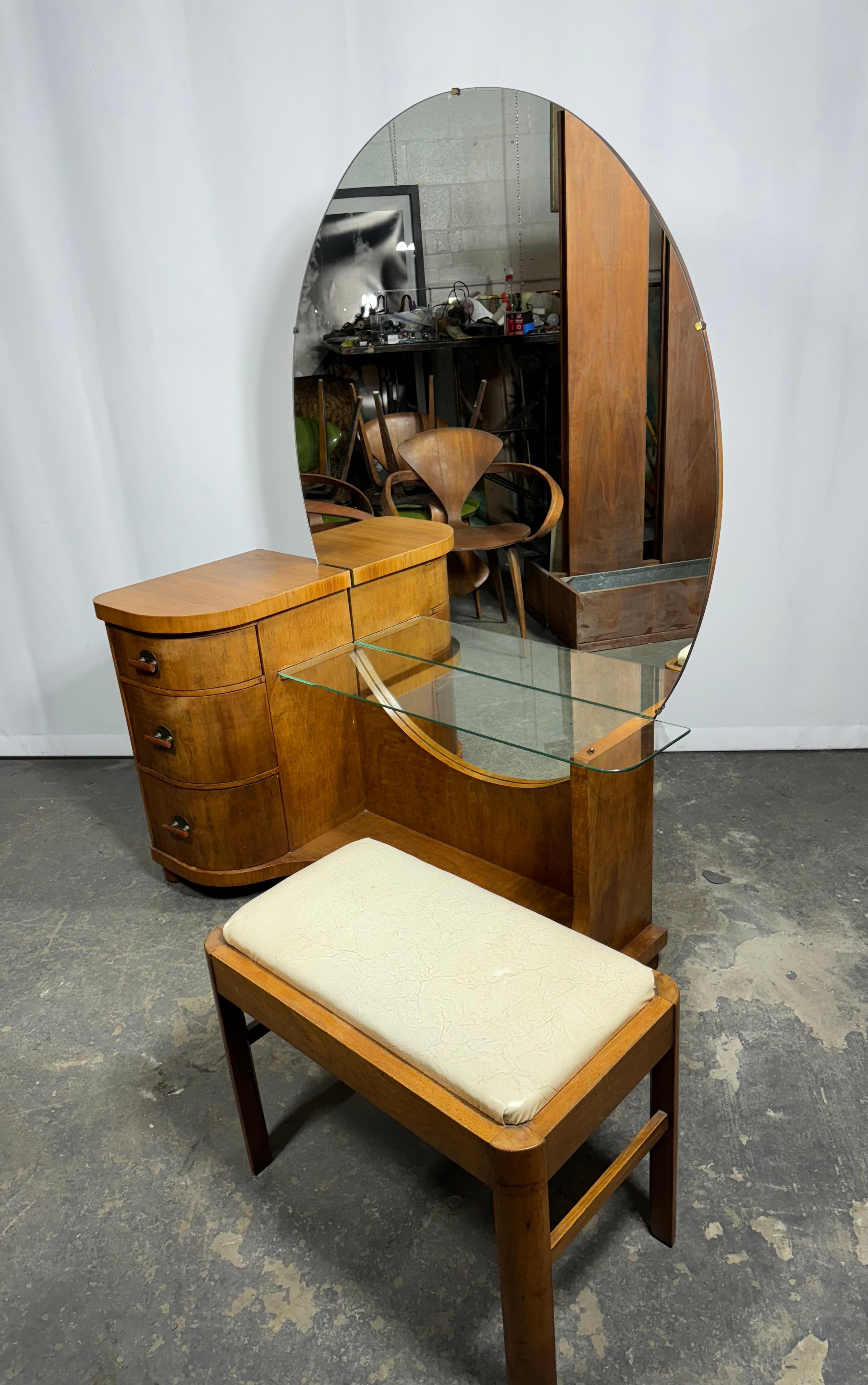 Amerikanischer Art-Déco-Schmink-/Schminktisch und Bank im Art déco-Stil von Henry STEUL & Söhne (Messing)