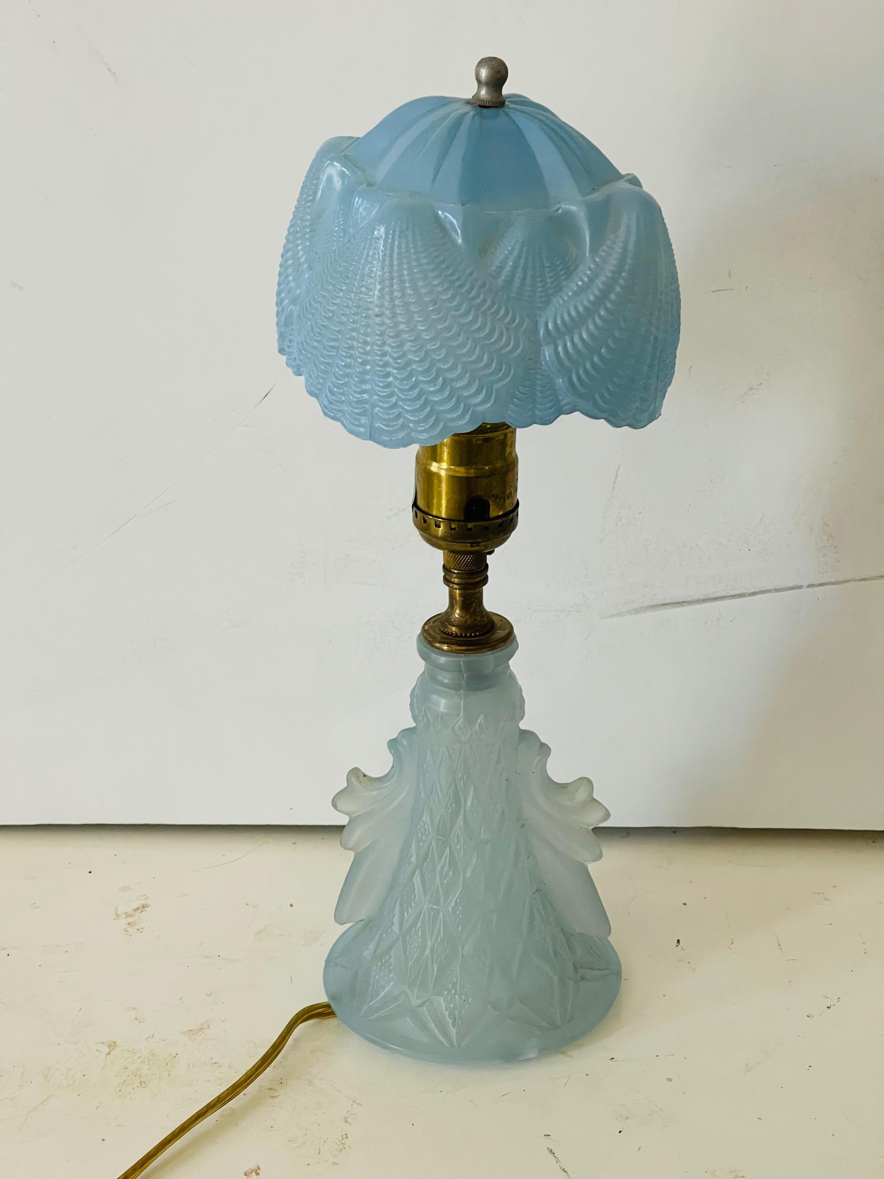 Original lampe américaine Art Deco en verre opalin avec abat-jour, décorée de coquillages. Couleur bleu clair. Une belle pièce d'époque à décrypter.