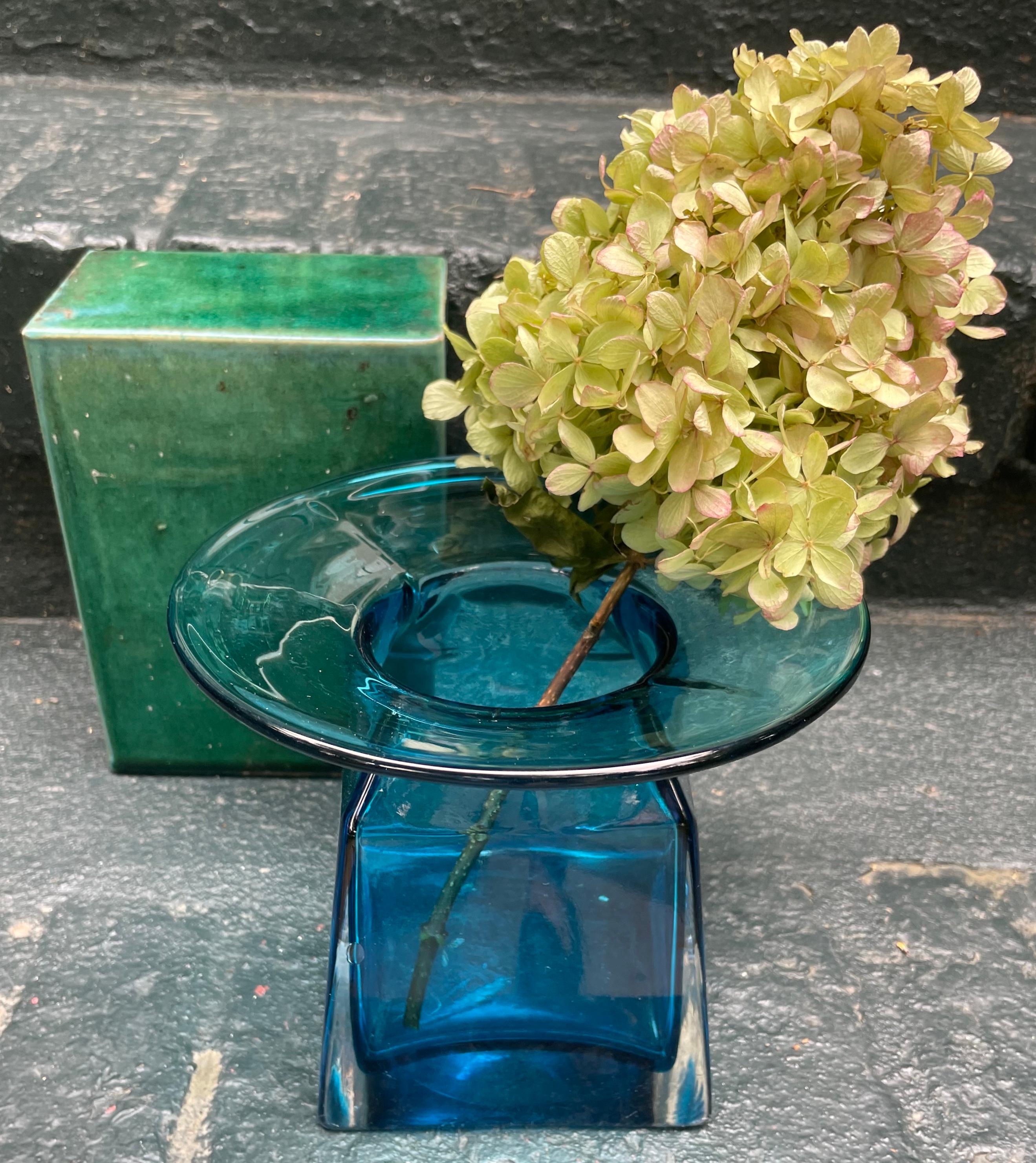 Amerikanische Vase aus aquamarinblauem Glas im Jugendstil. Mittelgroße, mundgeblasene Vase mit breitem, ausgestelltem Hals und kantiger Vase in tiefem Aquamarinblau; mit einigen Blaseneinschlüssen. In sehr gutem Zustand mit leichten Gebrauchsspuren