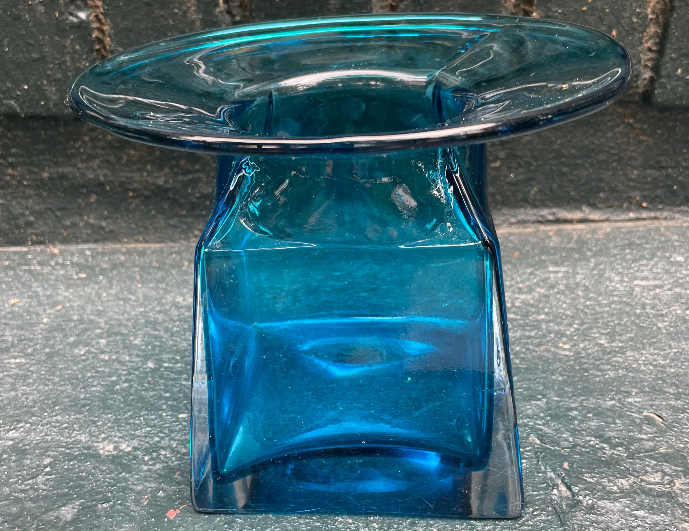 Amerikanische Jugendstilvase aus blauem Aquamaringlas. im Zustand „Gut“ im Angebot in New York, NY