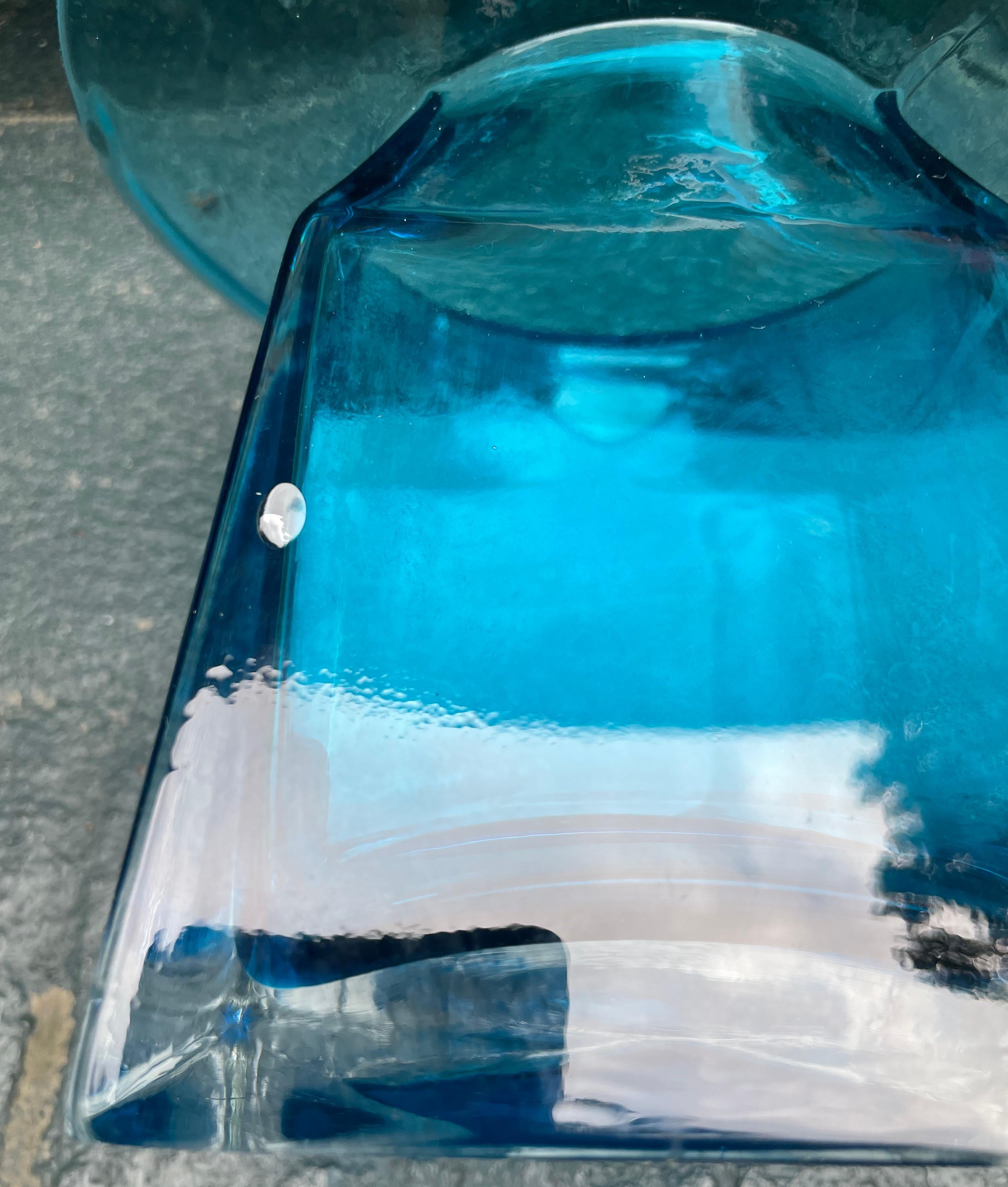 Amerikanische Jugendstilvase aus blauem Aquamaringlas. (Geblasenes Glas) im Angebot