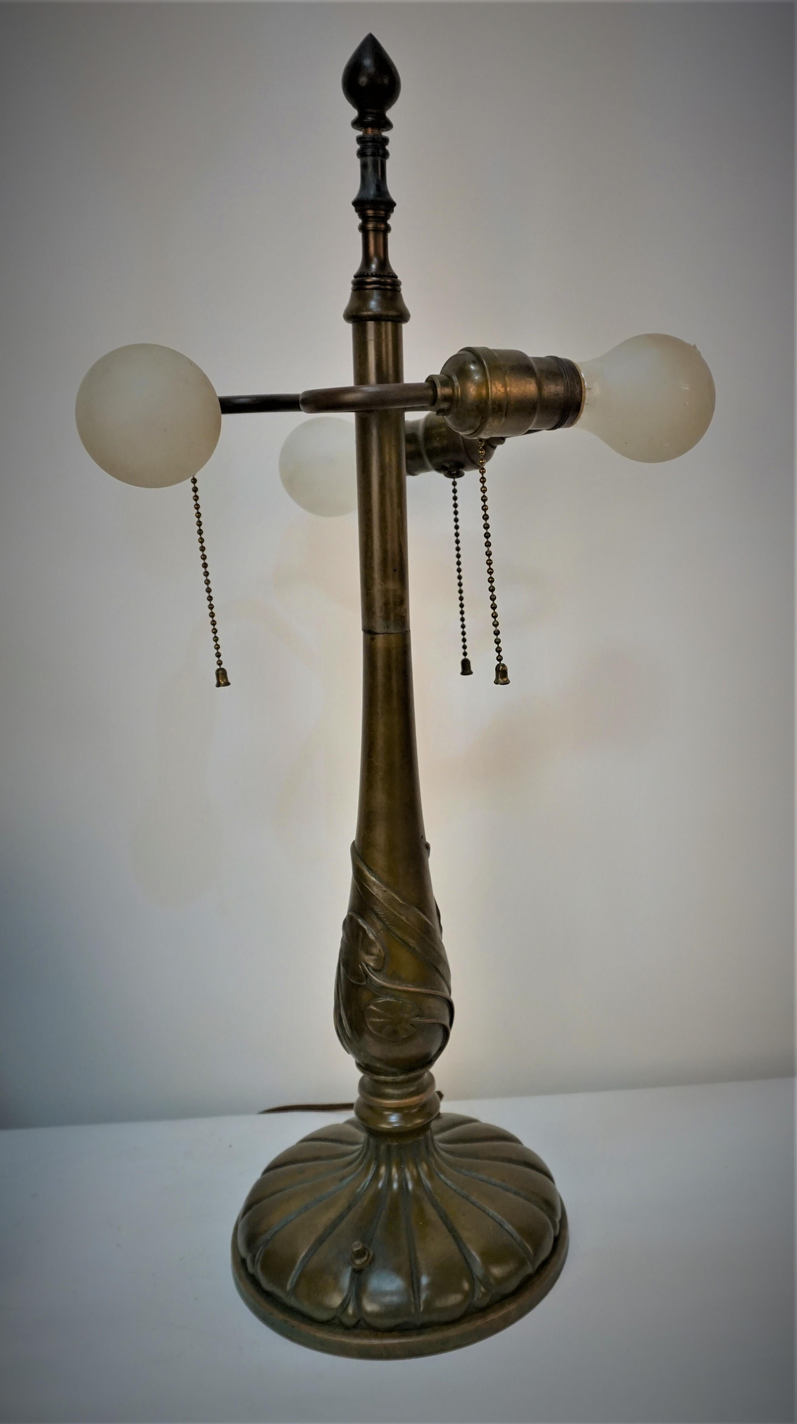 Amerikanische Jugendstil Bronze Tischlampe (Frühes 20. Jahrhundert) im Angebot