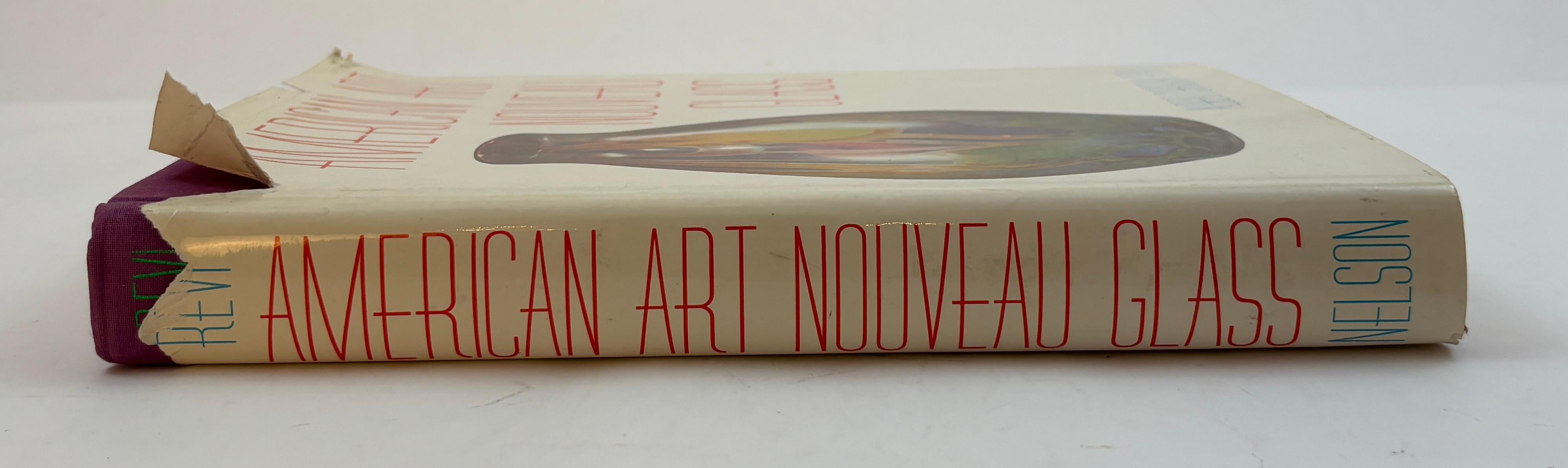 American Art Nouveau Glass Hardcover 1968 von Albert Revi.
Nelson, 1968. Hardcover. Erstausgabe. Quarto. Gut mit einigen Rissen und leichten Verschmutzungen auf dem Schutzumschlag. Ein sehr schönes Exemplar eines wichtigen und seltenen Bandes über