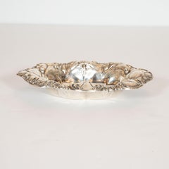 Plat décoratif américain Art Nouveau en argent sterling gravé et repoussé à la fleur