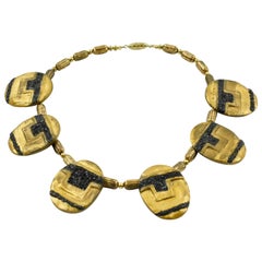 Modernistische Choker-Halskette der amerikanischen Künstlerin Eileen Aubi aus vergoldetem Harz mit Kunstwerk