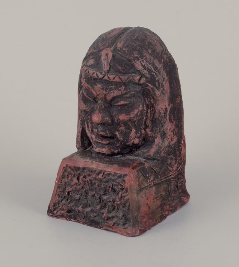 Artistics américain. Sculpture unique en céramique représentant un Amérindien.
Signé de façon indistincte.
Daté de 1933.
En excellent état avec des signes minimes d'utilisation.
Dimensions : Hauteur 16,0 cm x Largeur 10,0 cm.