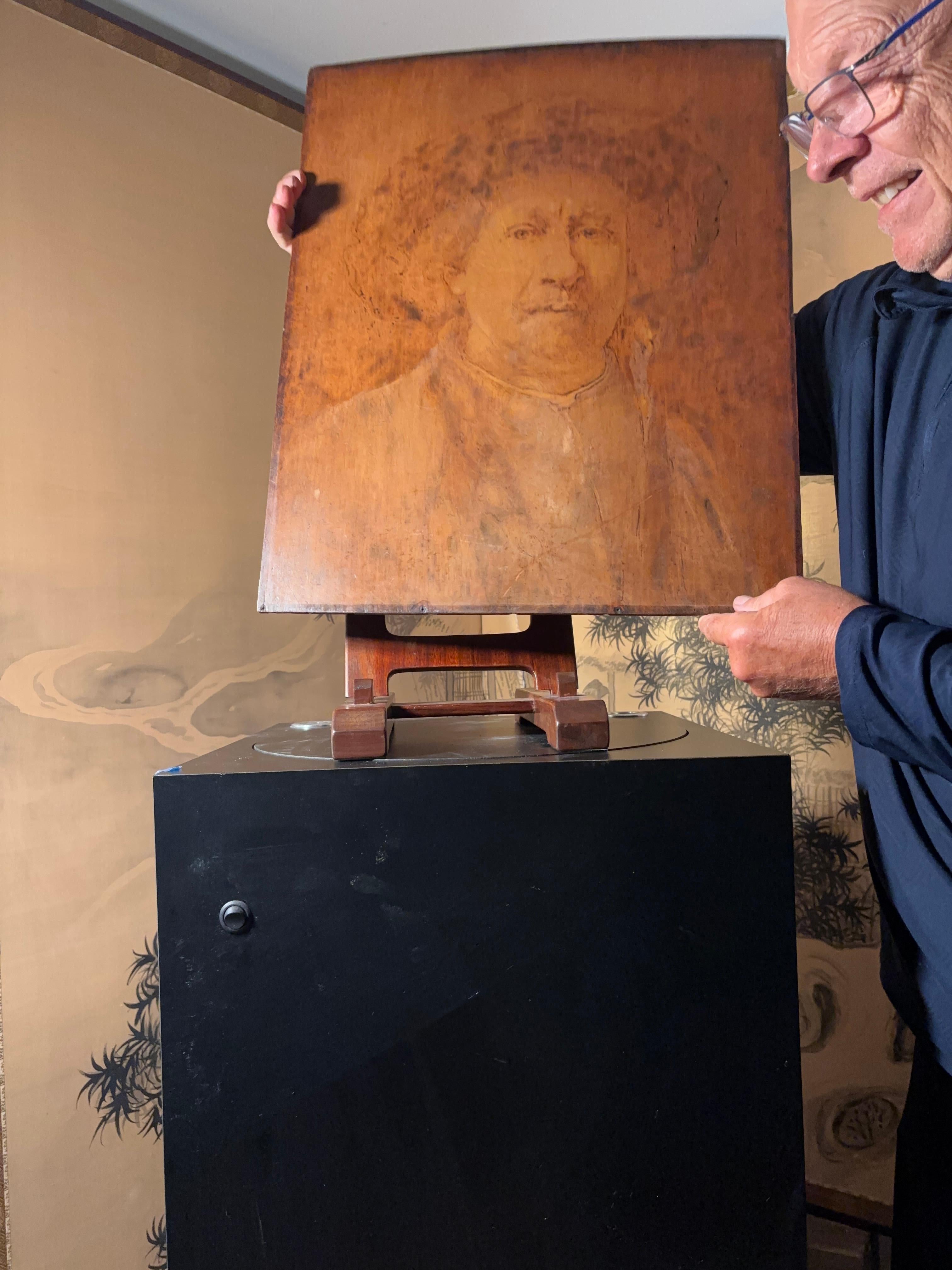 
Ein empfindliches und prächtiges antikes kunstgewerbliches Pyrographie-Porträt eines Rembrandt-Herren.

Dies ist eine schöne Hand incised Bild 